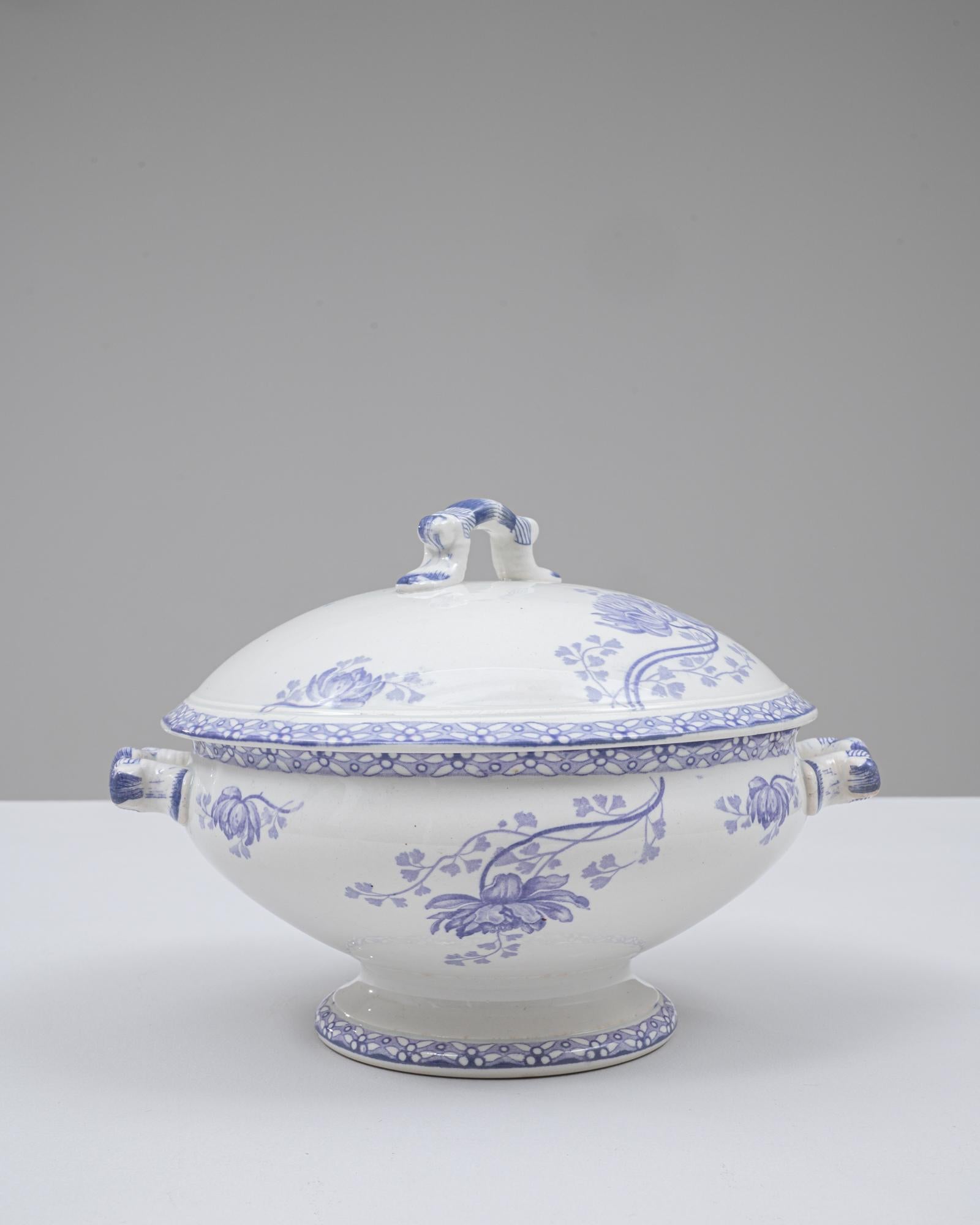 Soupière en porcelaine avec couvercle, édition spéciale française du 20e siècle en vente 2