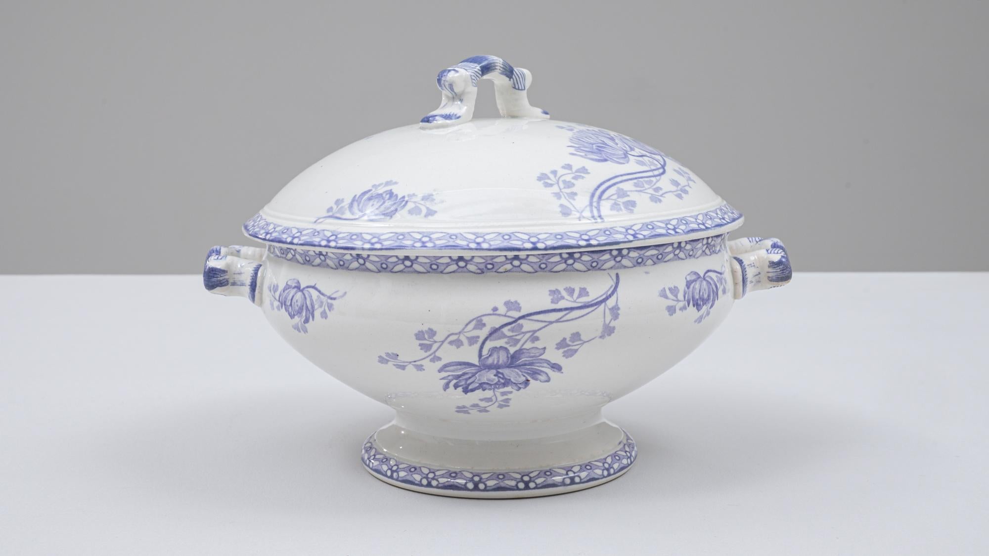 Soupière en porcelaine avec couvercle, édition spéciale française du 20e siècle en vente 3