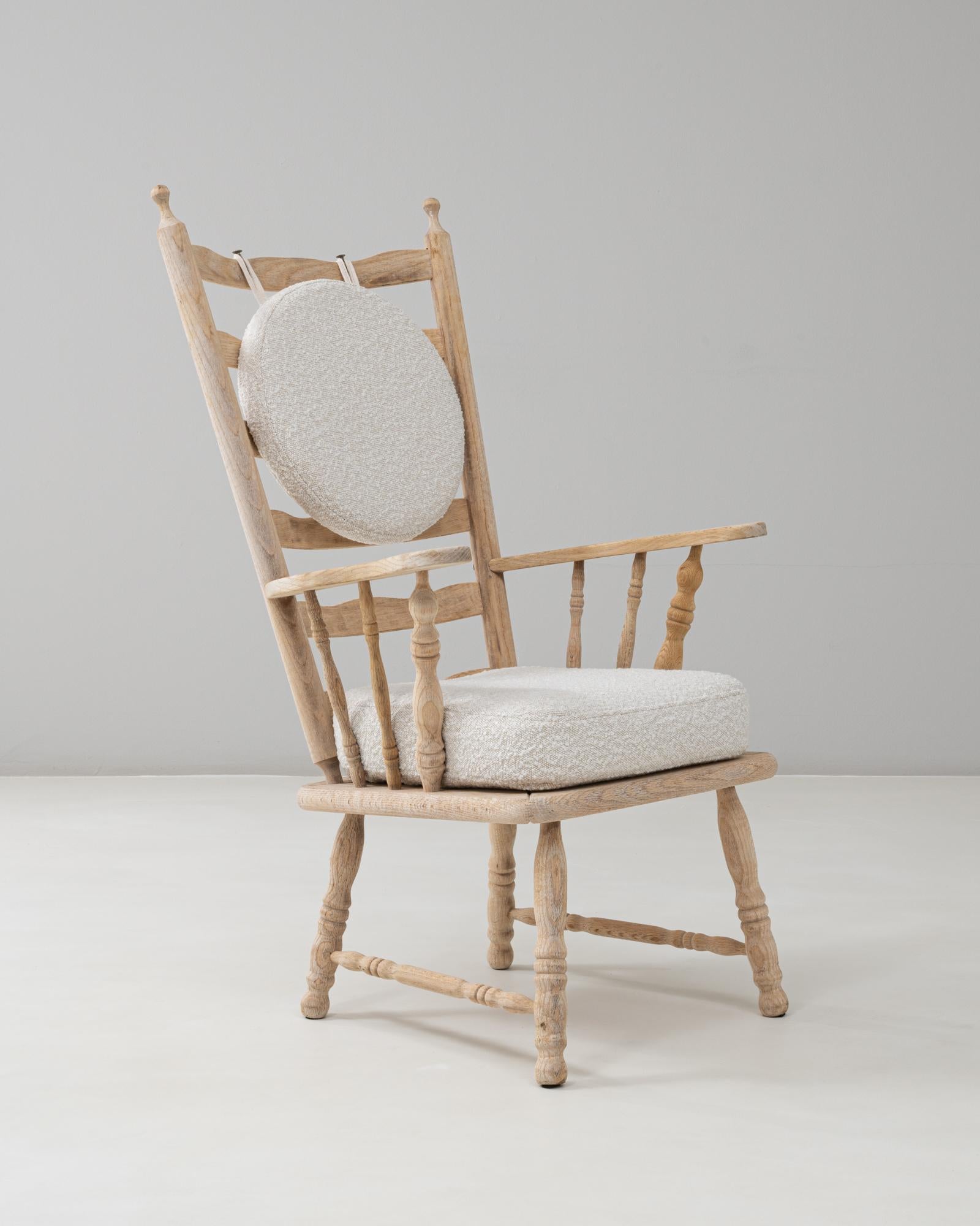 20th Century French Spindle-Back Oak Armchair with Bouclé Cushions en venta 5