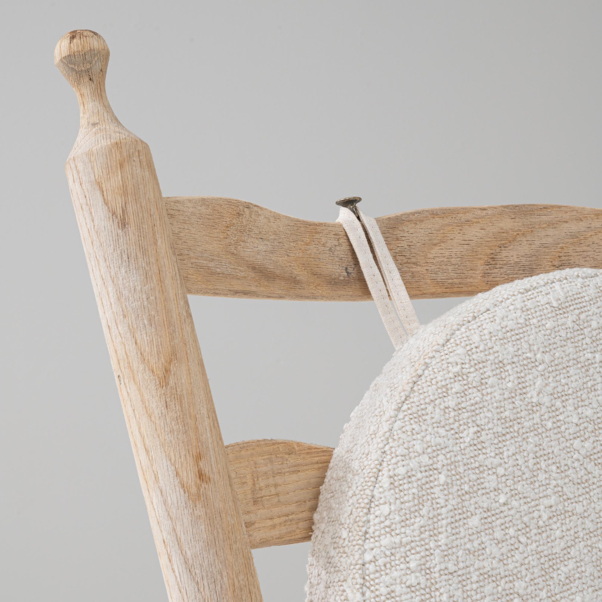20th Century French Spindle-Back Oak Armchair with Bouclé Cushions en venta 7