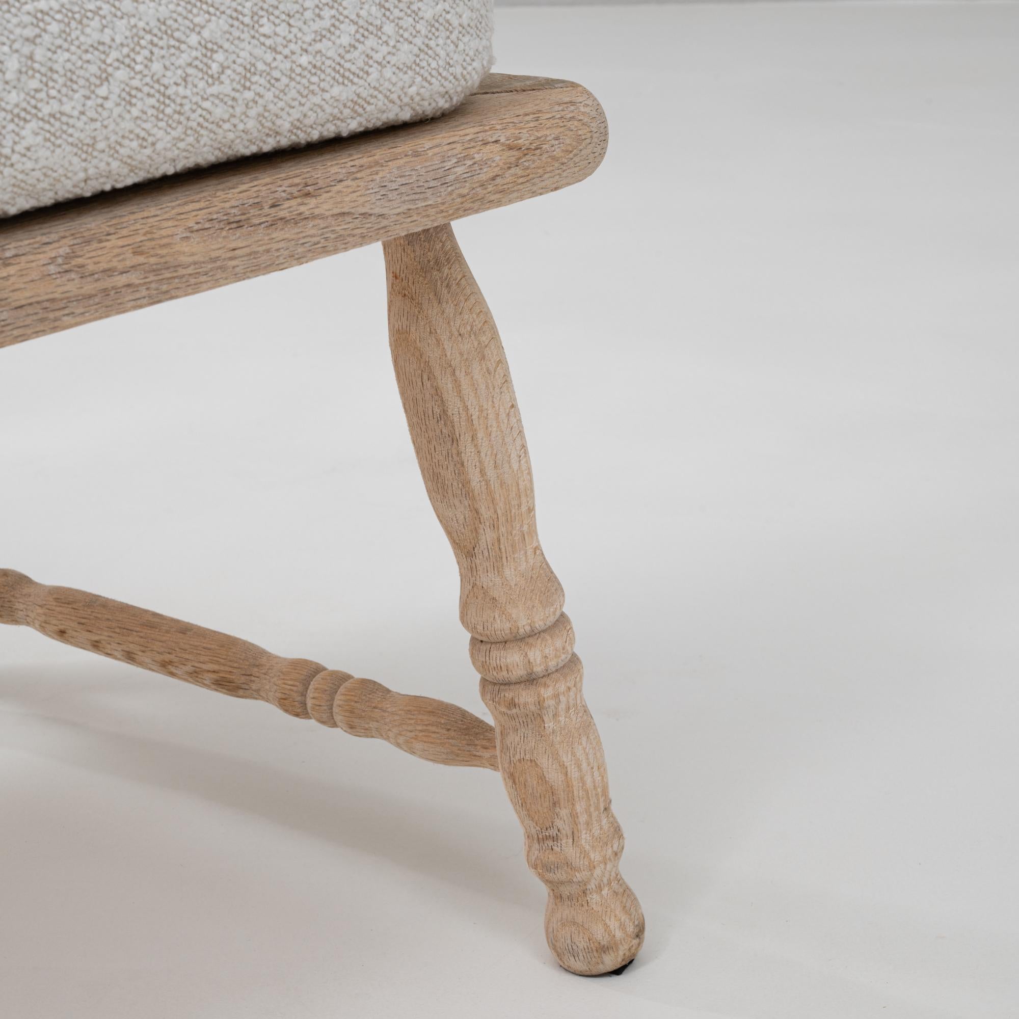 20th Century French Spindle-Back Oak Armchair with Bouclé Cushions en venta 8