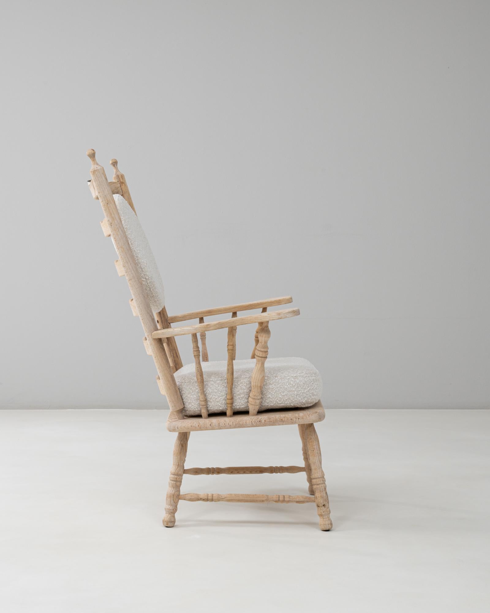 20th Century French Spindle-Back Oak Armchair with Bouclé Cushions Francés en venta