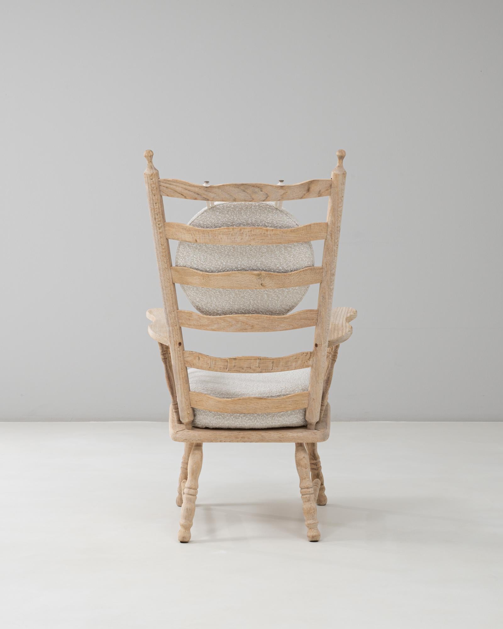 20th Century French Spindle-Back Oak Armchair with Bouclé Cushions siglo XX en venta