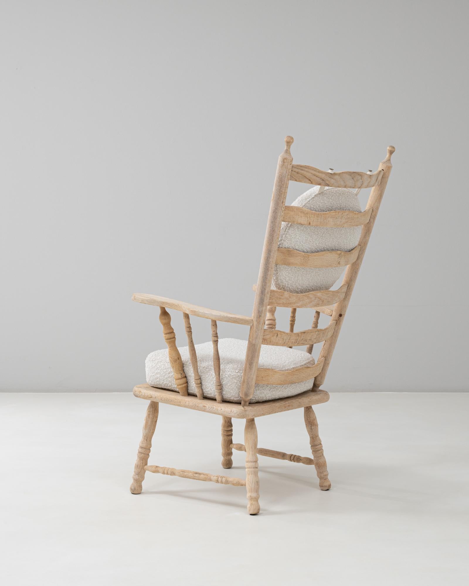 20th Century French Spindle-Back Oak Armchair with Bouclé Cushions en venta 1