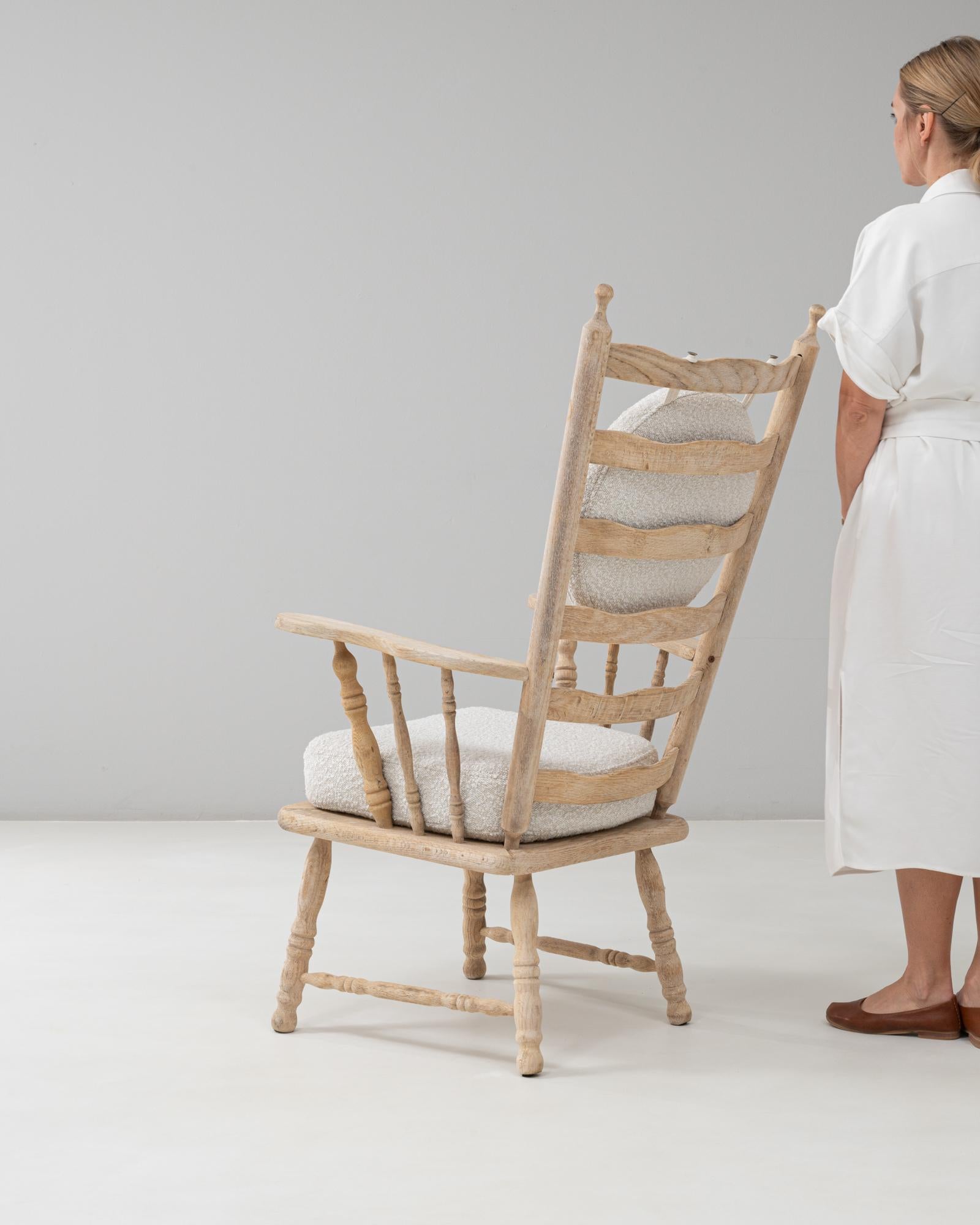 20th Century French Spindle-Back Oak Armchair with Bouclé Cushions en venta 2
