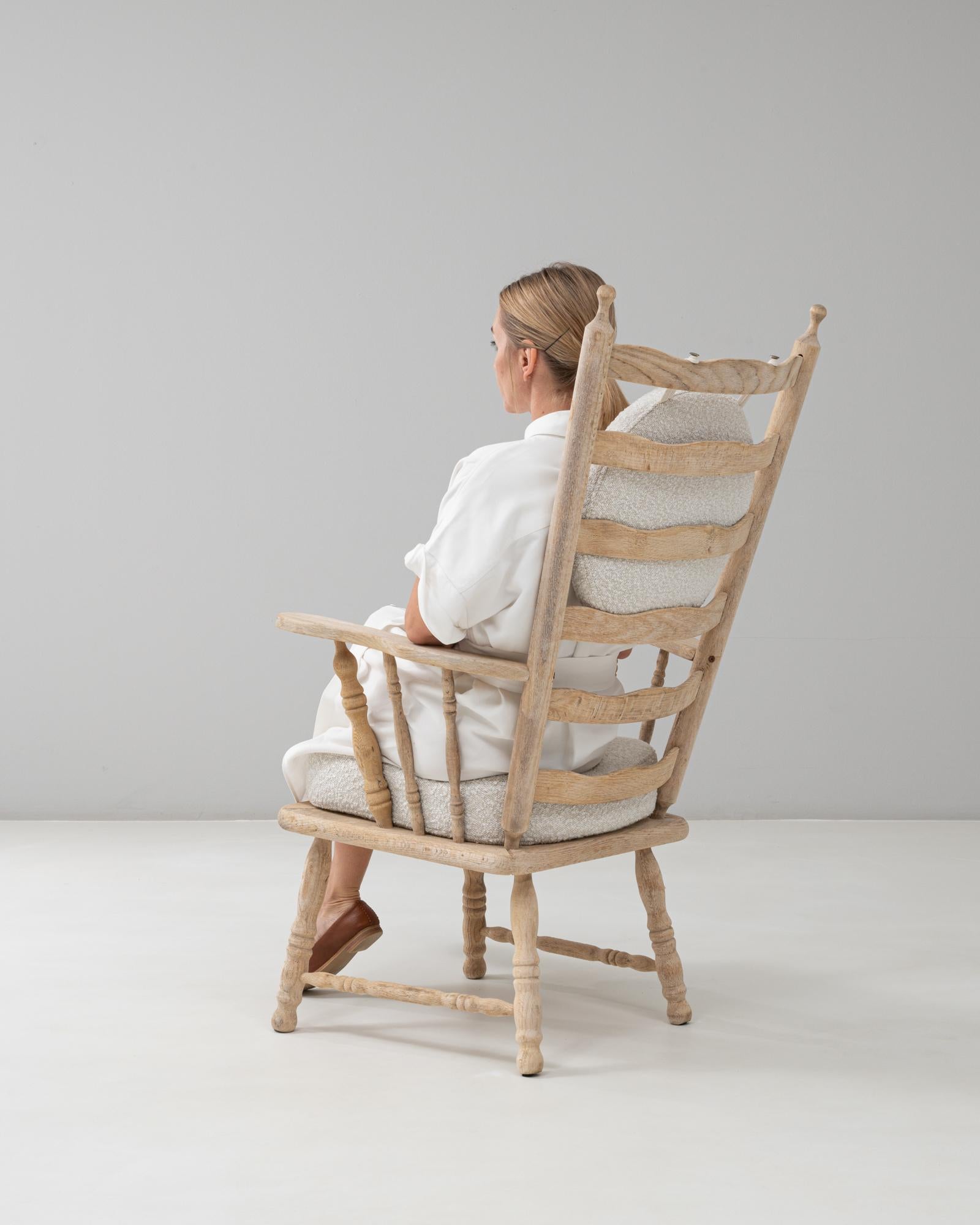 20th Century French Spindle-Back Oak Armchair with Bouclé Cushions en venta 3