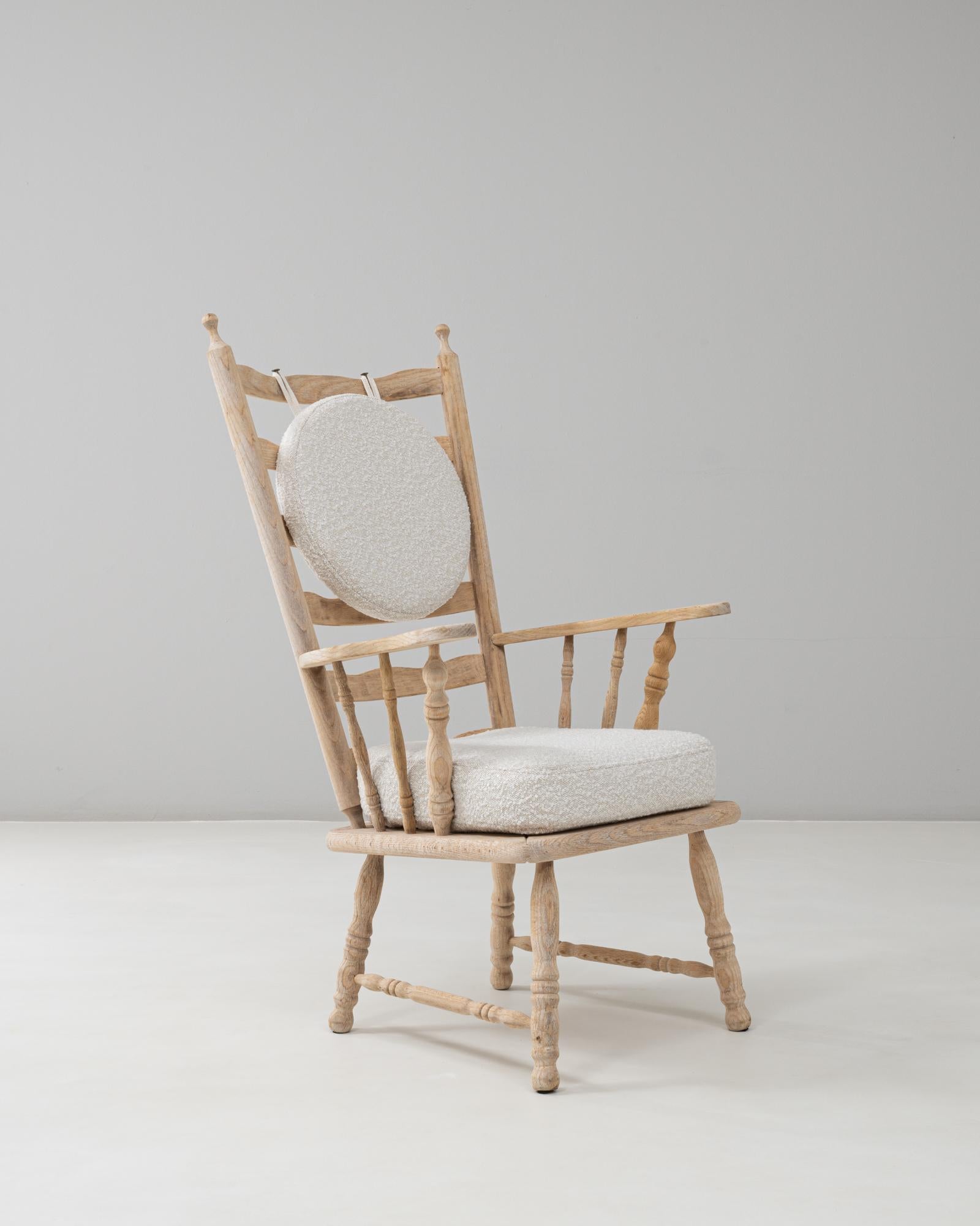 20th Century French Spindle-Back Oak Armchair with Bouclé Cushions en venta 4
