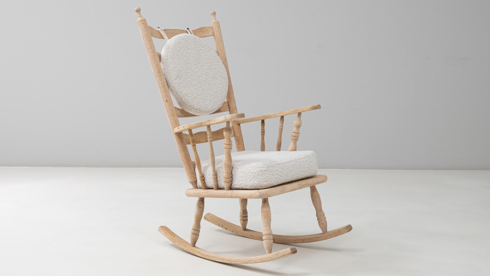 Fauteuil à bascule en chêne à dossier fuseau du 20e siècle avec coussins bouclés en vente 4