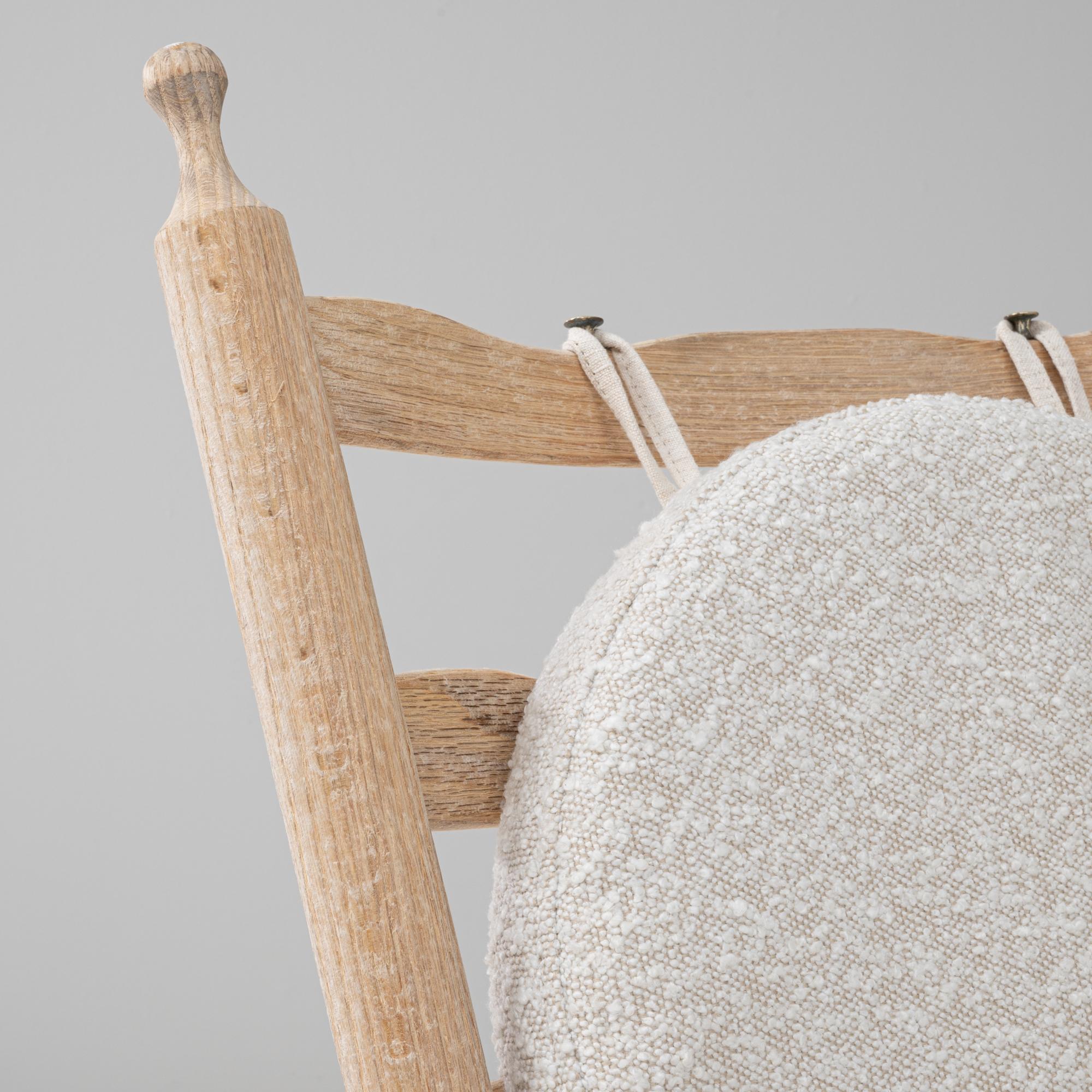 Fauteuil à bascule en chêne à dossier fuseau du 20e siècle avec coussins bouclés en vente 5