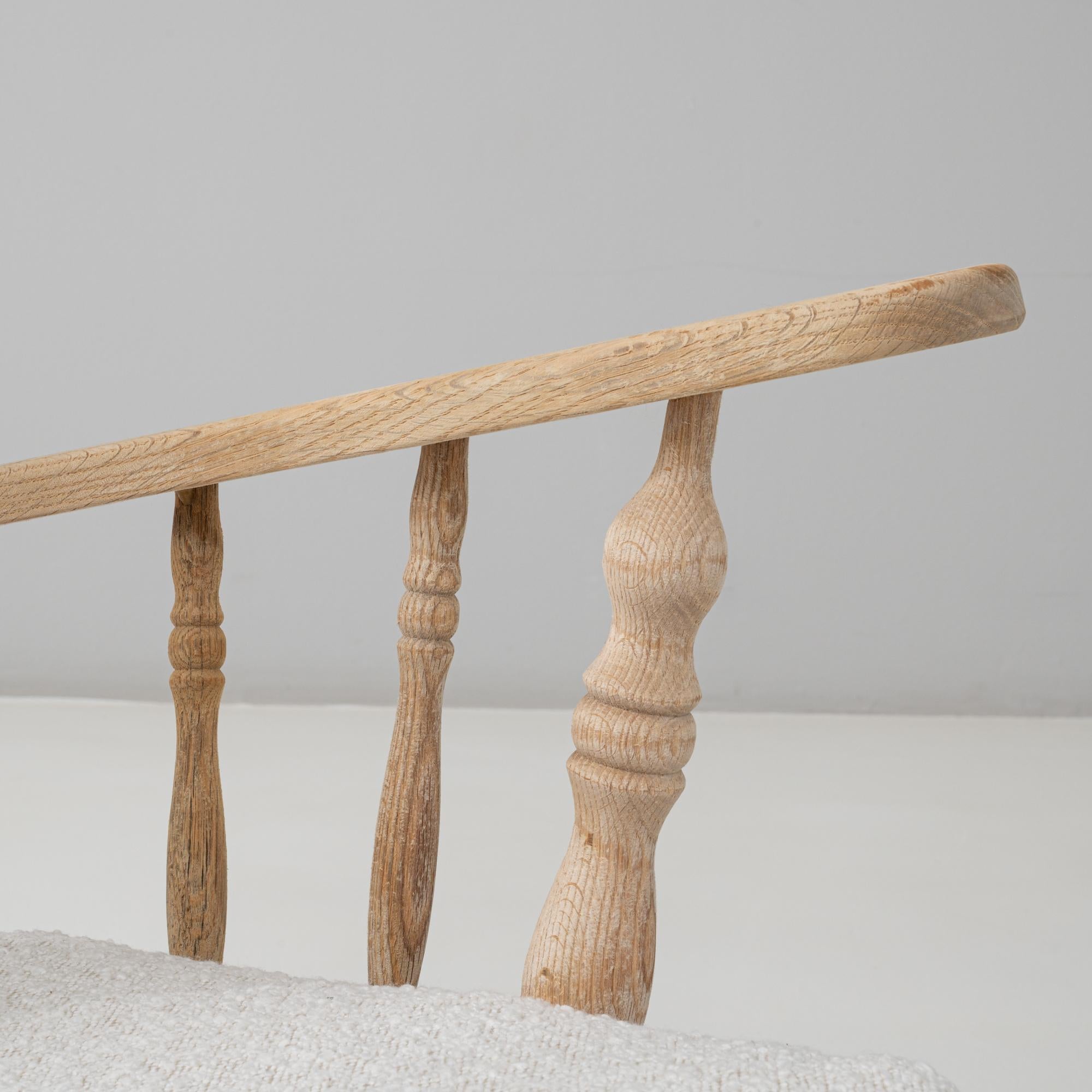 Fauteuil à bascule en chêne à dossier fuseau du 20e siècle avec coussins bouclés en vente 6