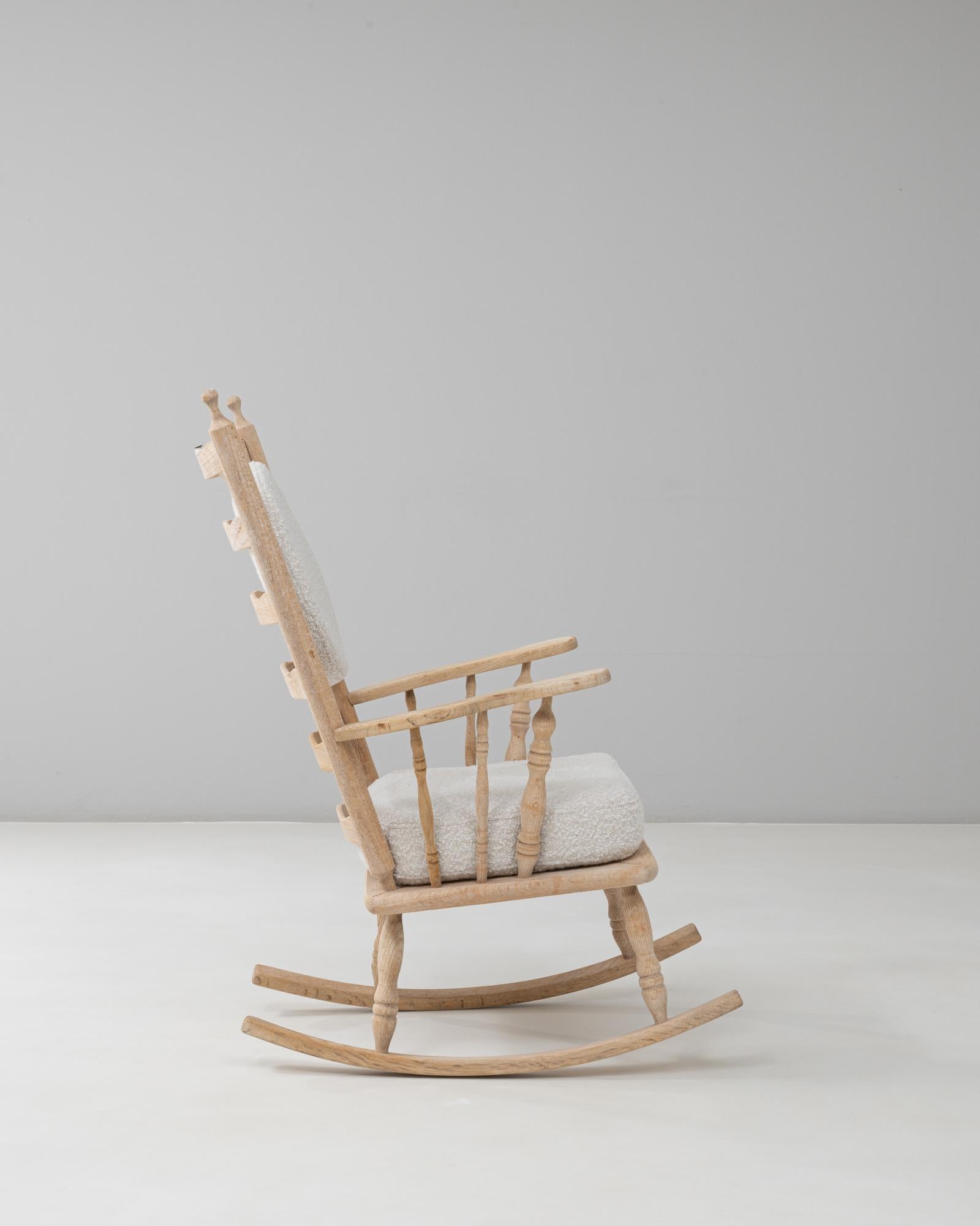 Français Fauteuil à bascule en chêne à dossier fuseau du 20e siècle avec coussins bouclés en vente