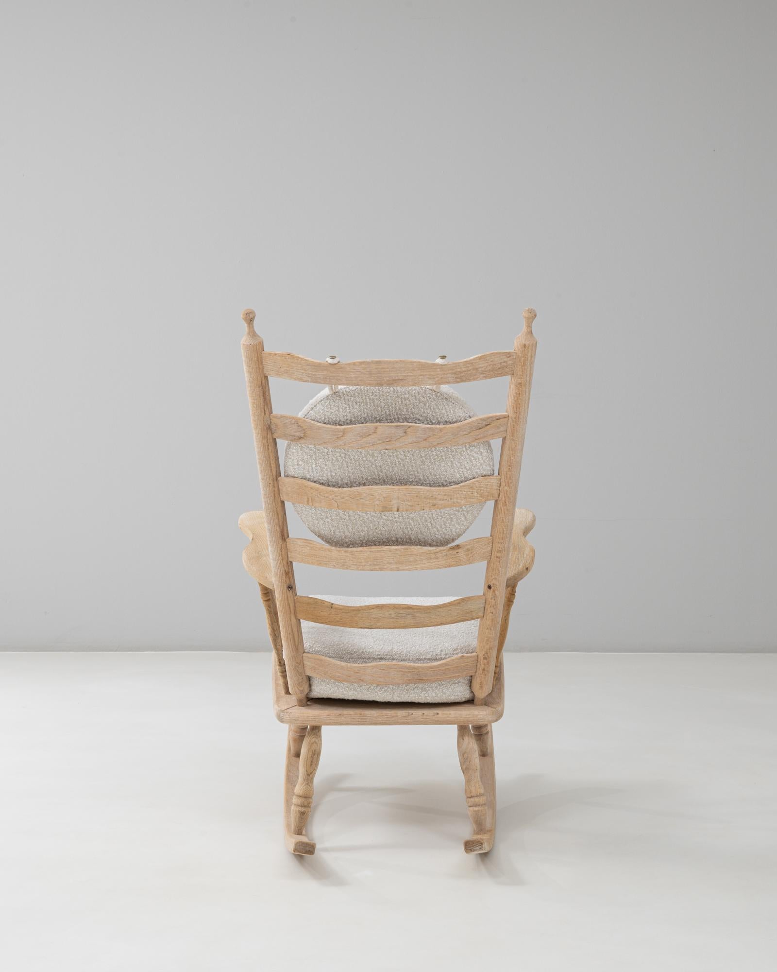 Fauteuil à bascule en chêne à dossier fuseau du 20e siècle avec coussins bouclés Bon état - En vente à High Point, NC