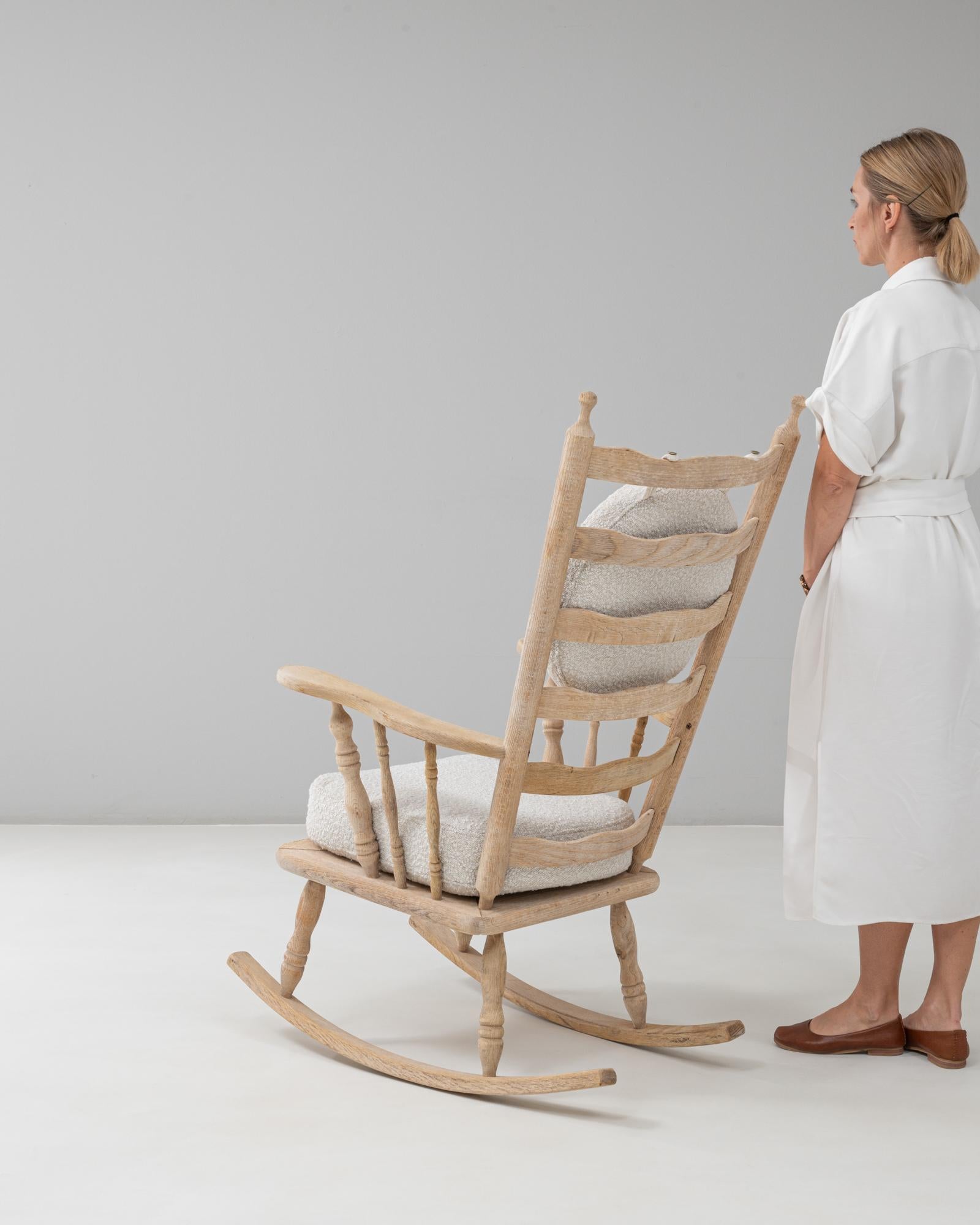 Bouclé Fauteuil à bascule en chêne à dossier fuseau du 20e siècle avec coussins bouclés en vente