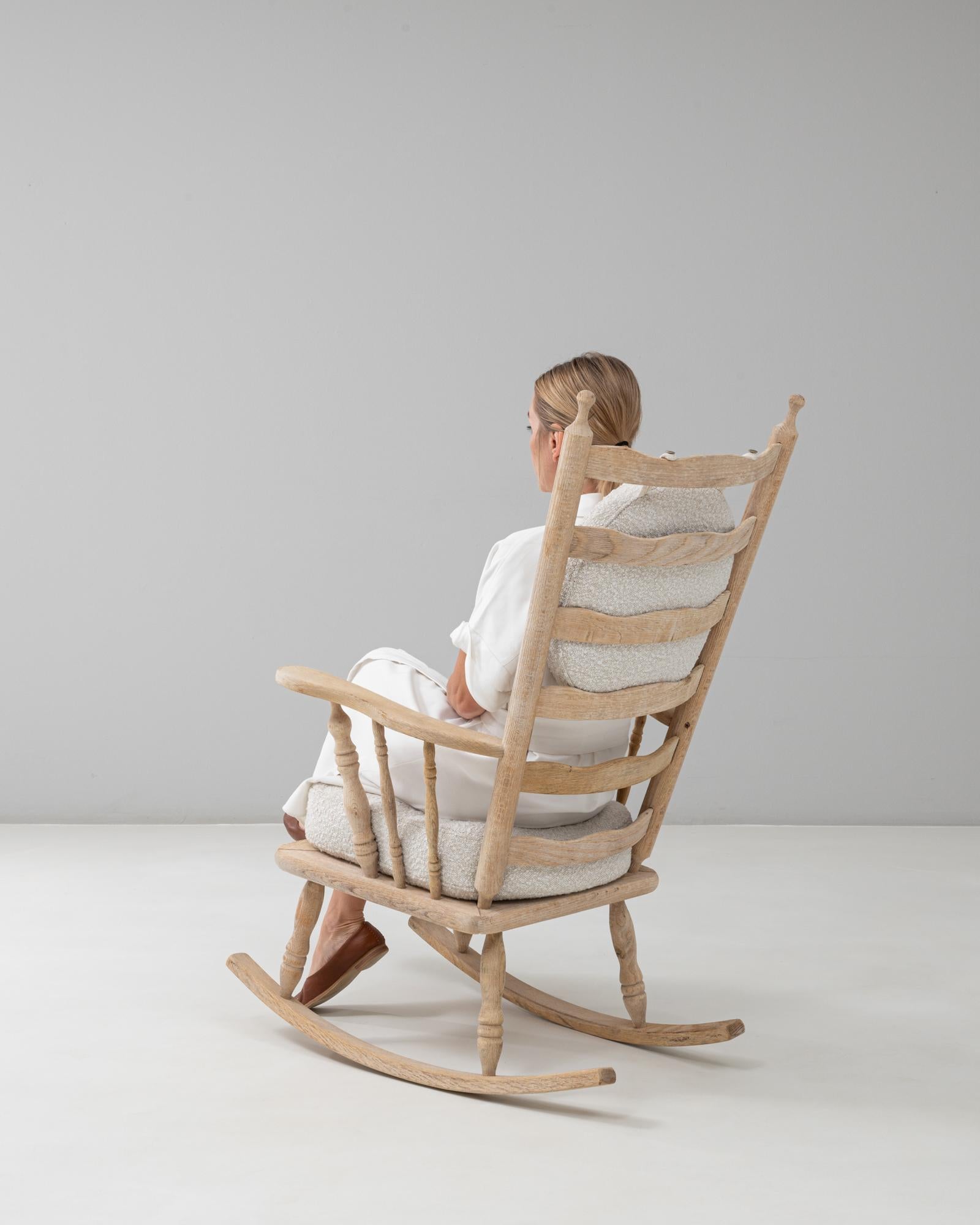 Fauteuil à bascule en chêne à dossier fuseau du 20e siècle avec coussins bouclés en vente 1