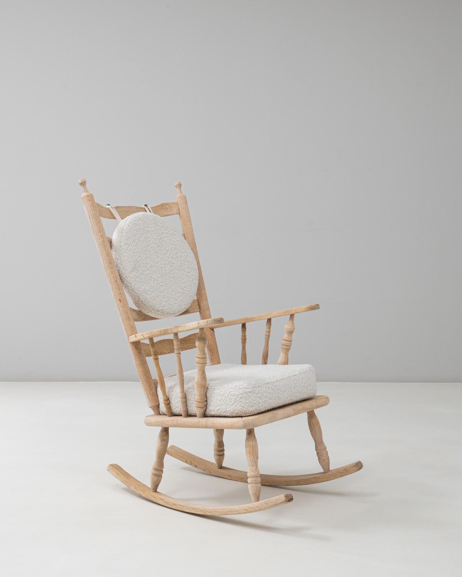 Fauteuil à bascule en chêne à dossier fuseau du 20e siècle avec coussins bouclés en vente 2