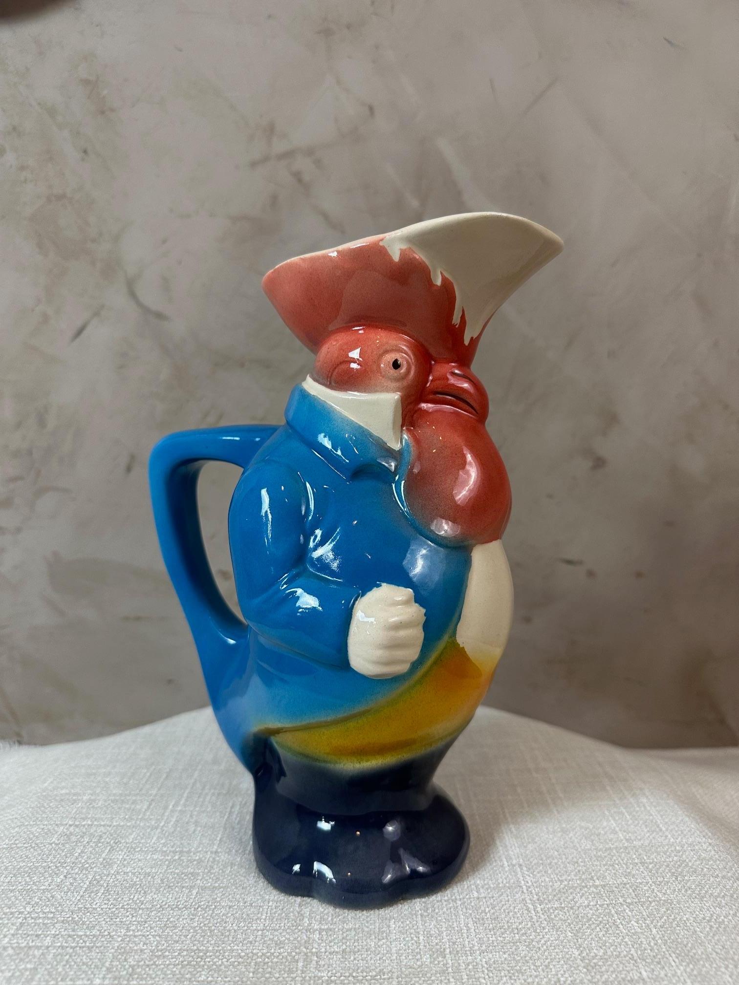 Exceptionnelle et rare faïence peinte représentant un coq debout en habits d'homme. Datant des années 1950. Fabriqué par la célèbre usine St Clément. Signature sous la base.
Un modèle très rare et recherché. En très bon état.