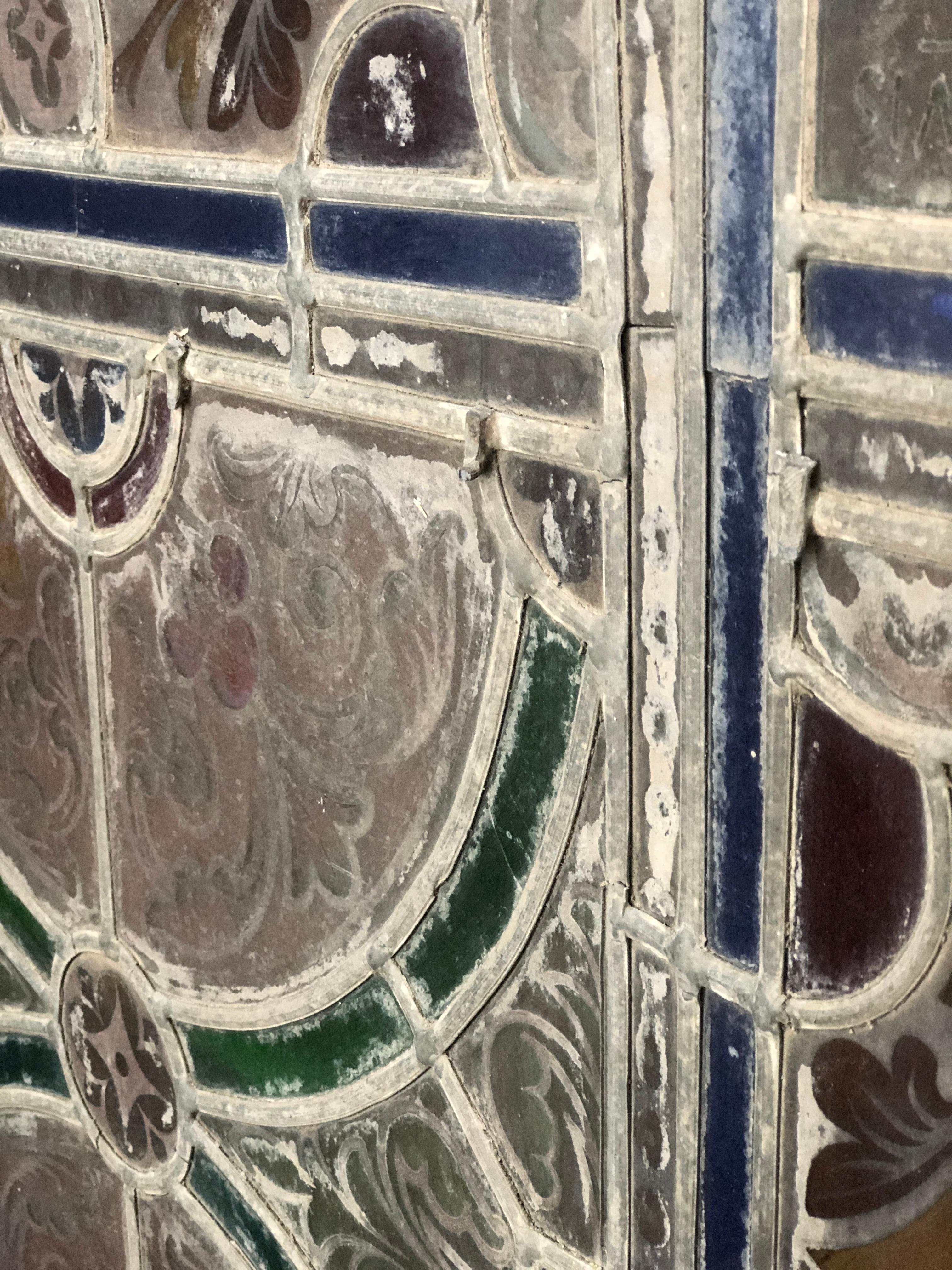Französisches Buntglasfenster des 20. Jahrhunderts mit Blumendekoration, signiert und datiert im Angebot 6