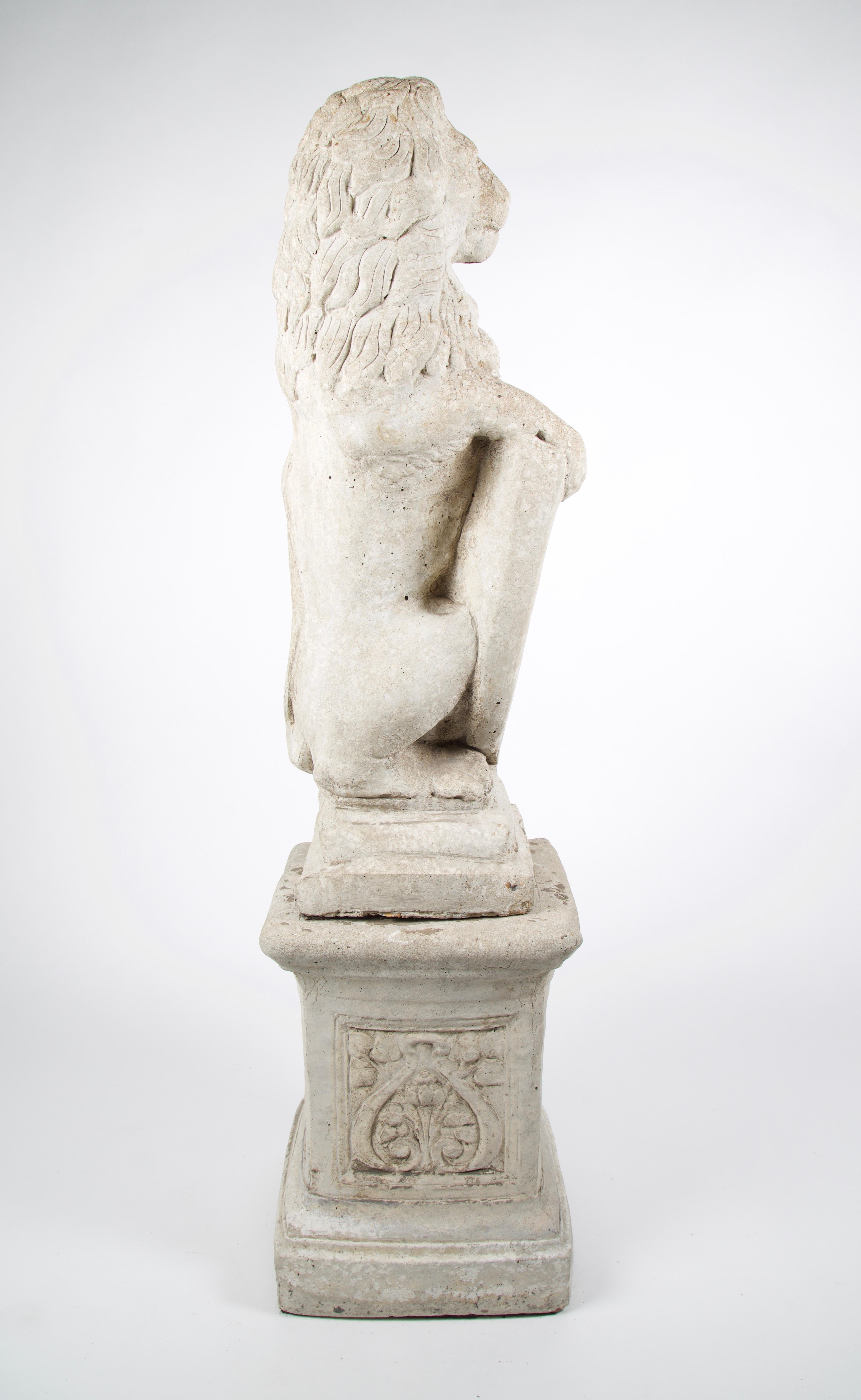 Renaissance lion en pierre avec bouclier sur piédestal:: français:: 20e siècle en vente