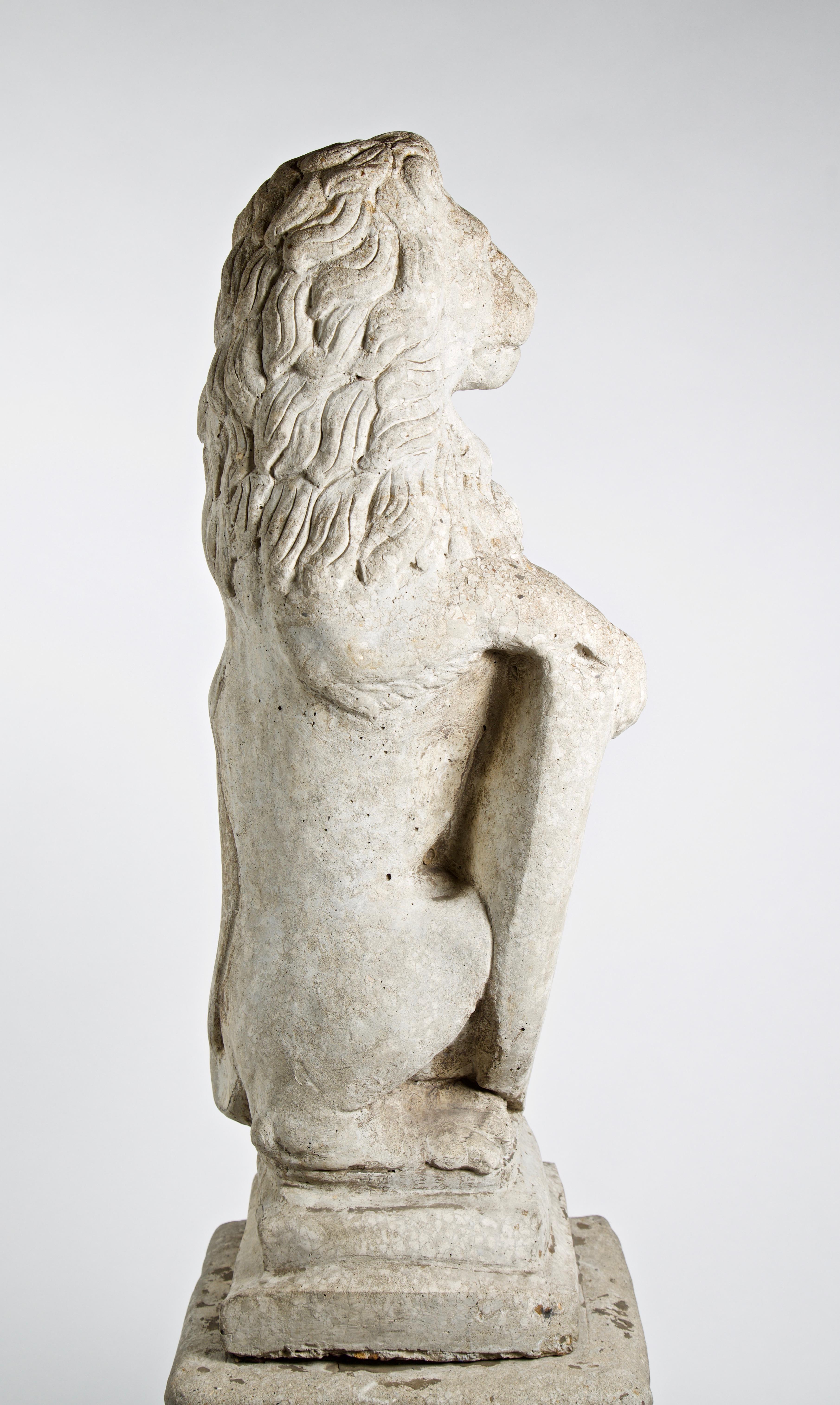 Sculpté à la main lion en pierre avec bouclier sur piédestal:: français:: 20e siècle en vente