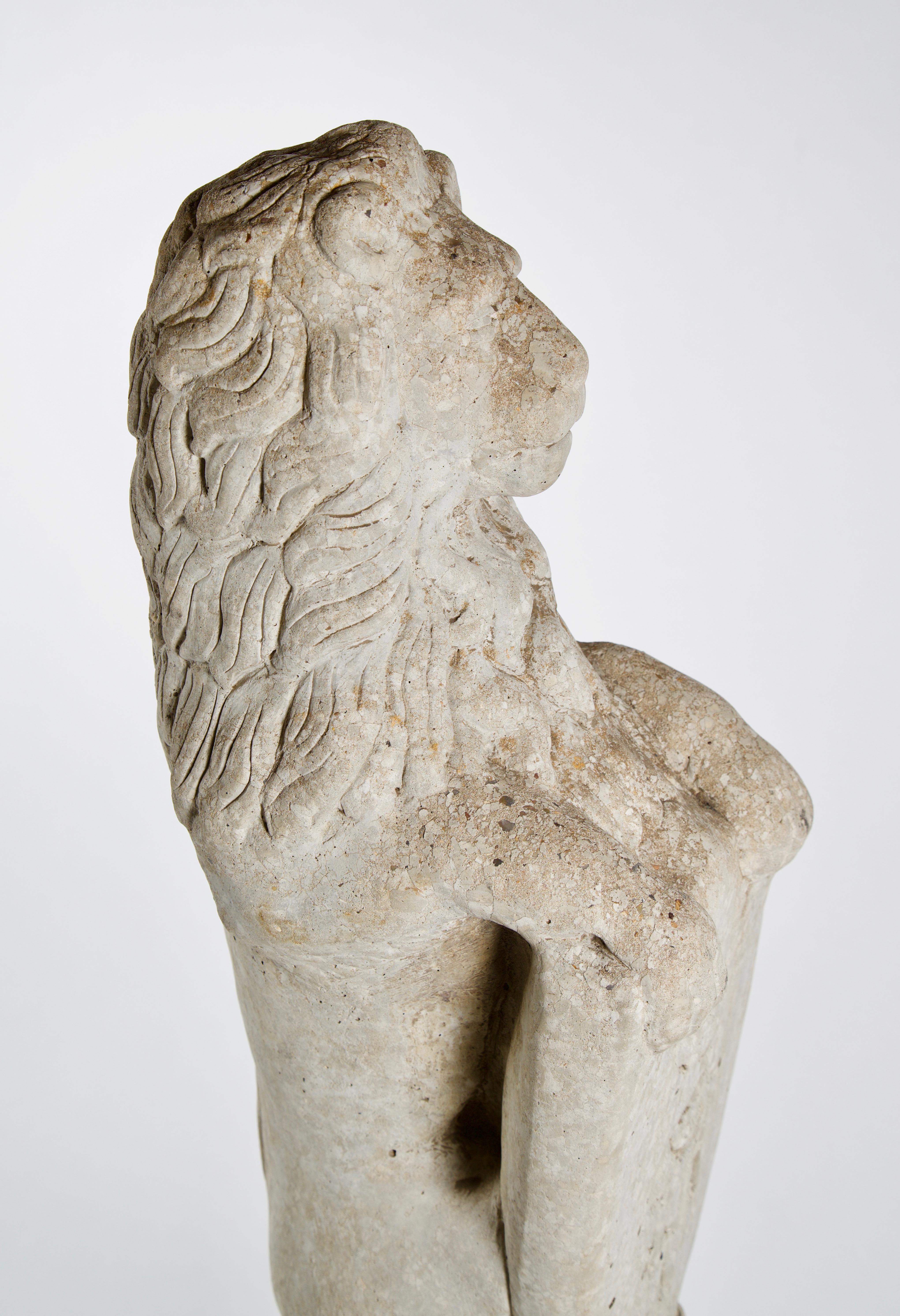 lion en pierre avec bouclier sur piédestal:: français:: 20e siècle Bon état - En vente à Los Angeles, CA