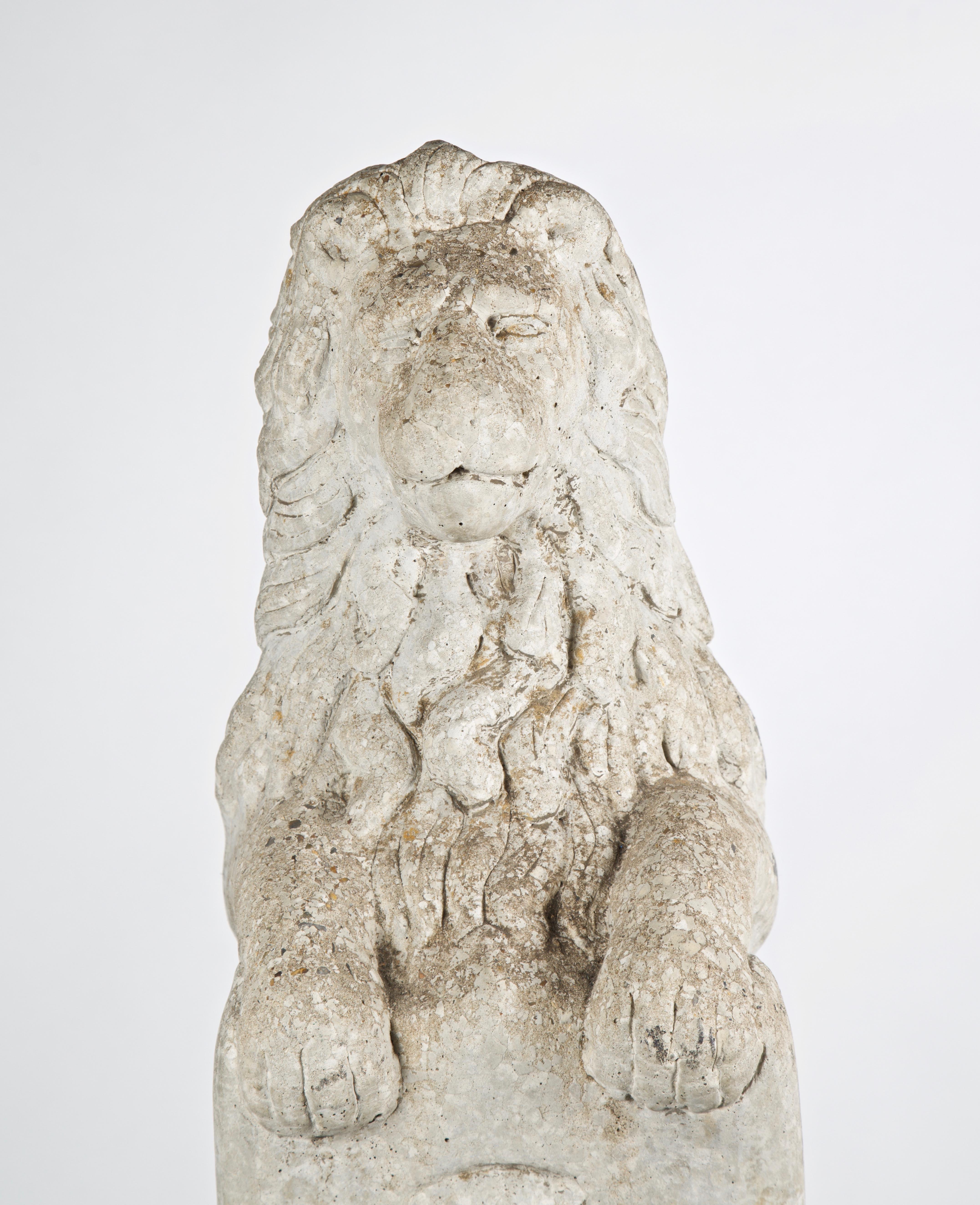 Pierre artificielle lion en pierre avec bouclier sur piédestal:: français:: 20e siècle en vente