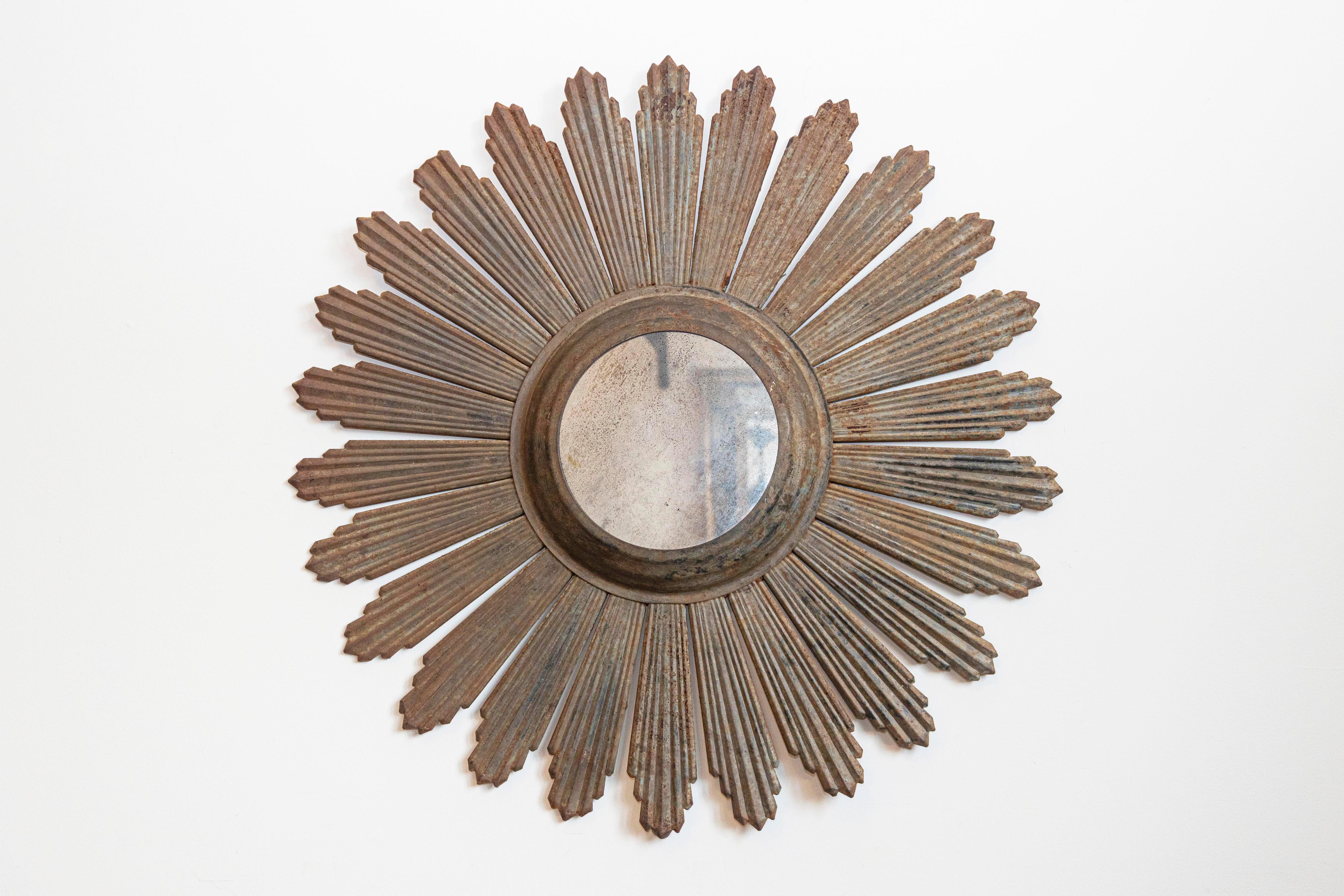 Questo straordinario specchio francese a raggiera dell'inizio del XX secolo è uno straordinario esempio di artigianato dell'era industriale, che unisce l'eleganza del design classico di ispirazione Luigi XIV con la forza e la durata del metallo