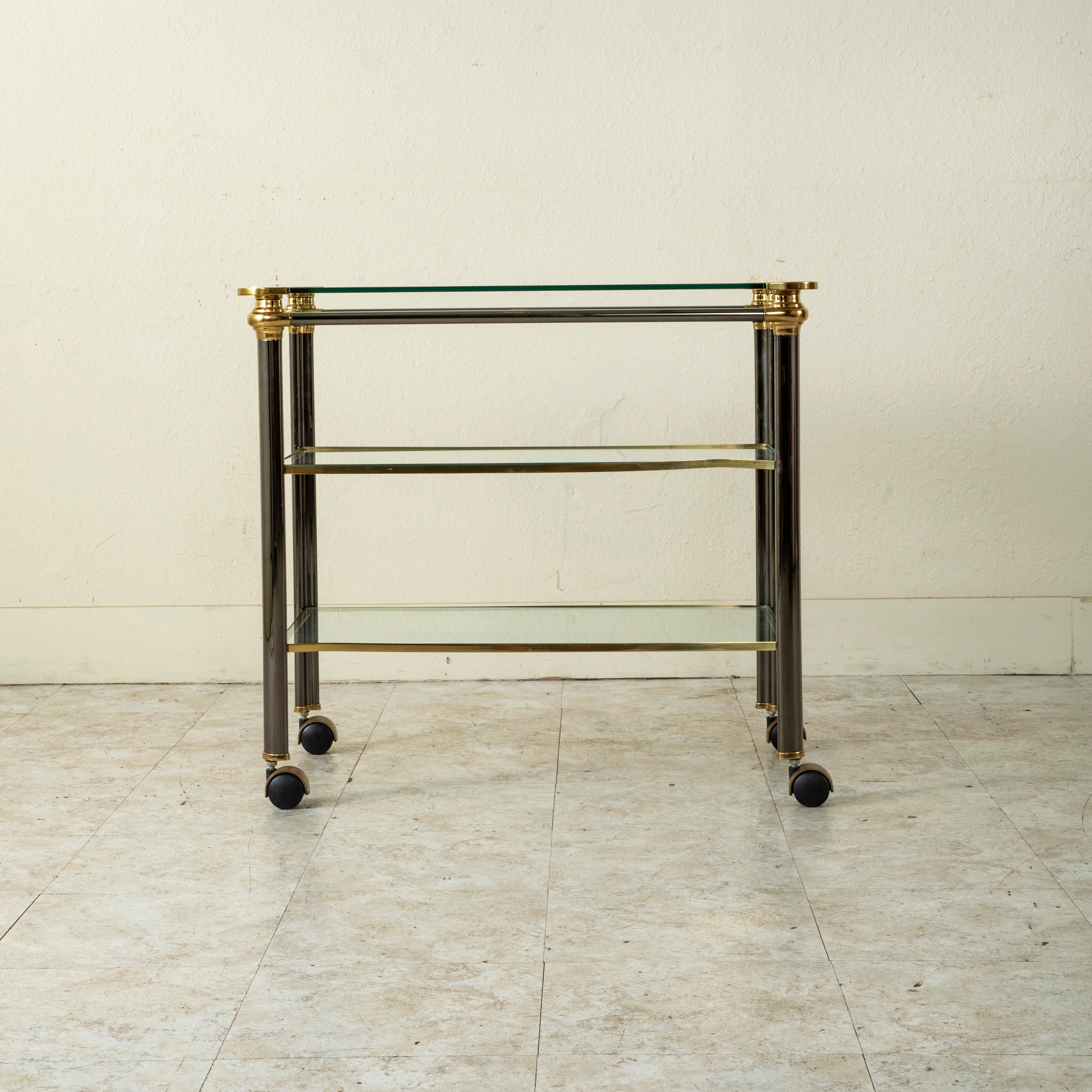 Français Le chariot de bar français du XXe siècle à trois étages en laiton, chrome et verre en vente