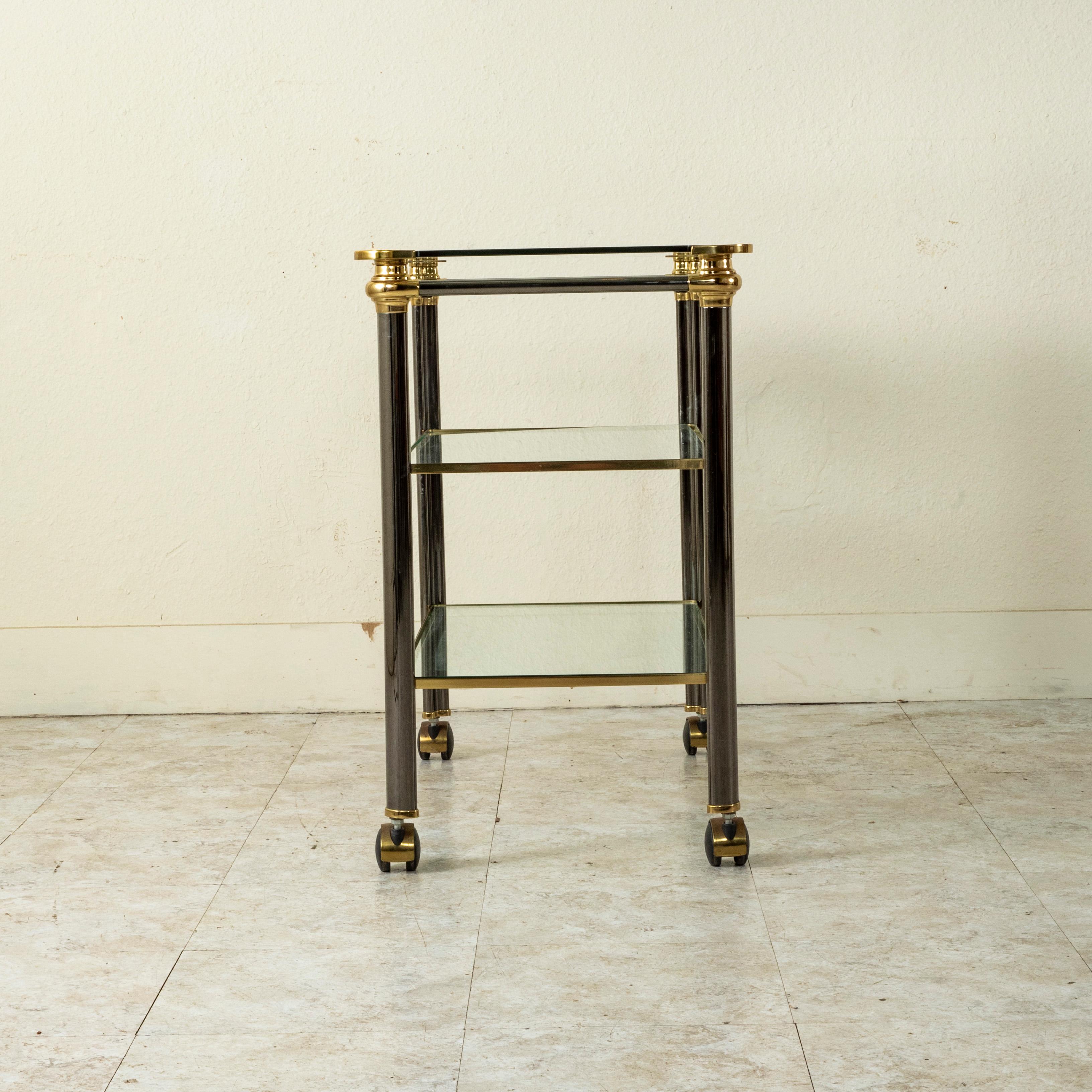 Laiton Le chariot de bar français du XXe siècle à trois étages en laiton, chrome et verre en vente