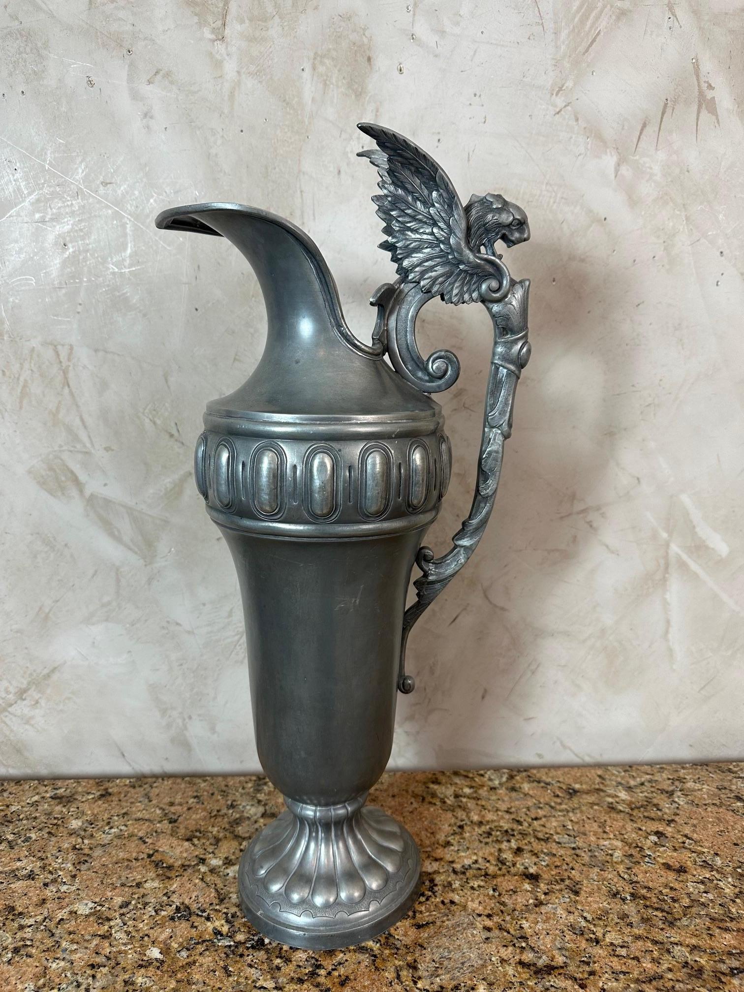 Français Étain français du 20e siècle avec une tête de griffon, années 1930 en vente