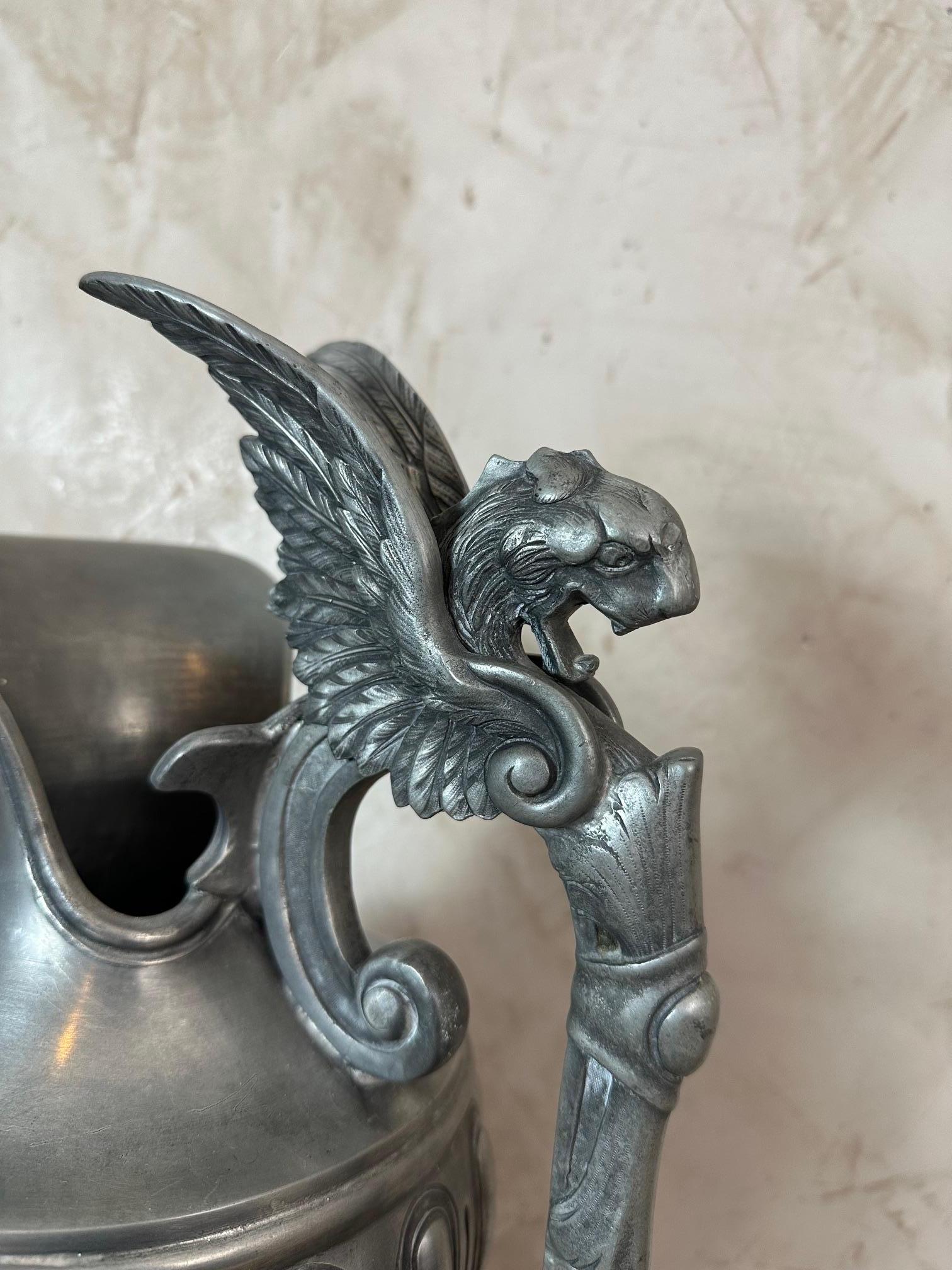 Étain français du 20e siècle avec une tête de griffon, années 1930 Bon état - En vente à LEGNY, FR