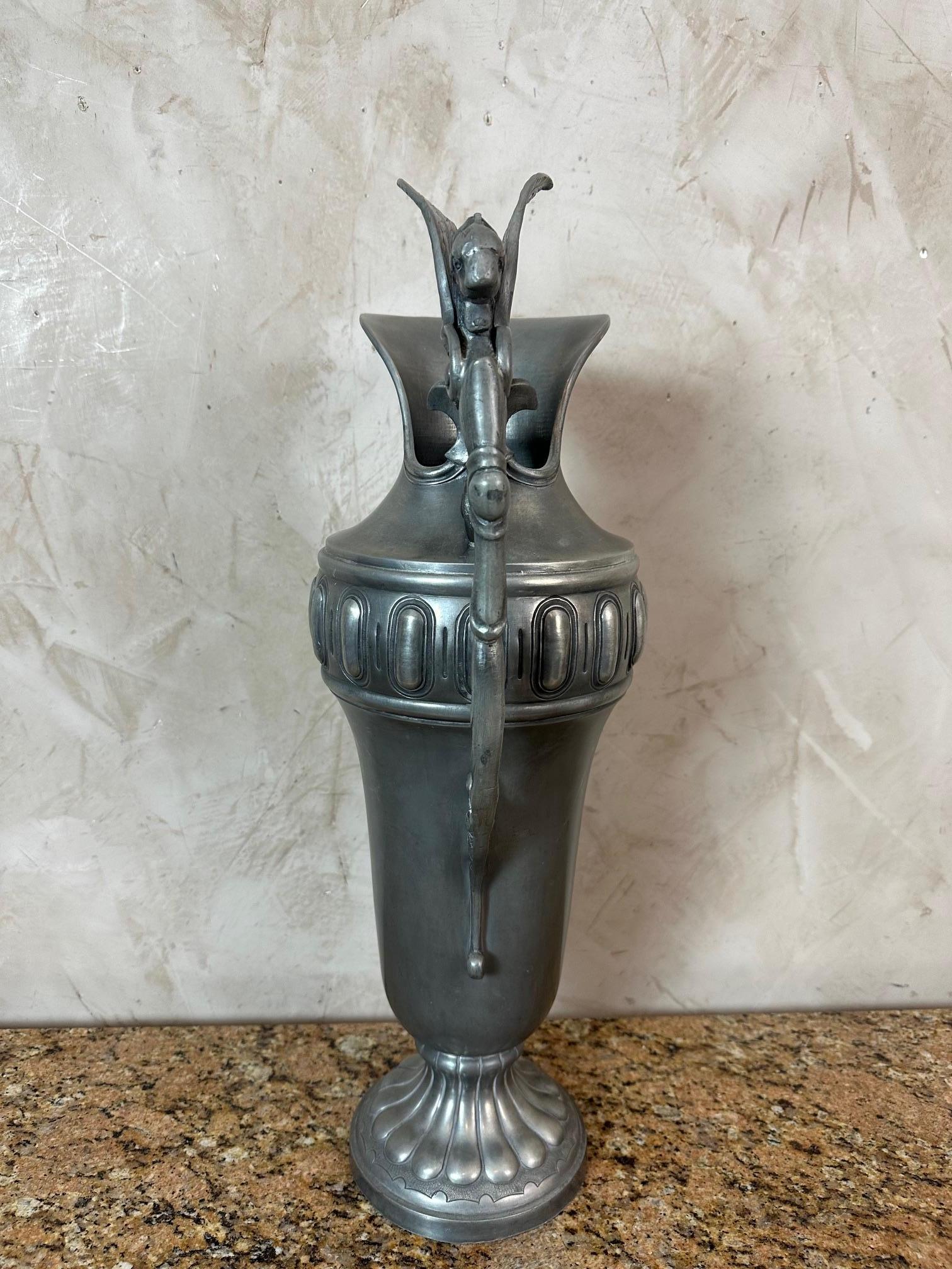 Milieu du XXe siècle Étain français du 20e siècle avec une tête de griffon, années 1930 en vente