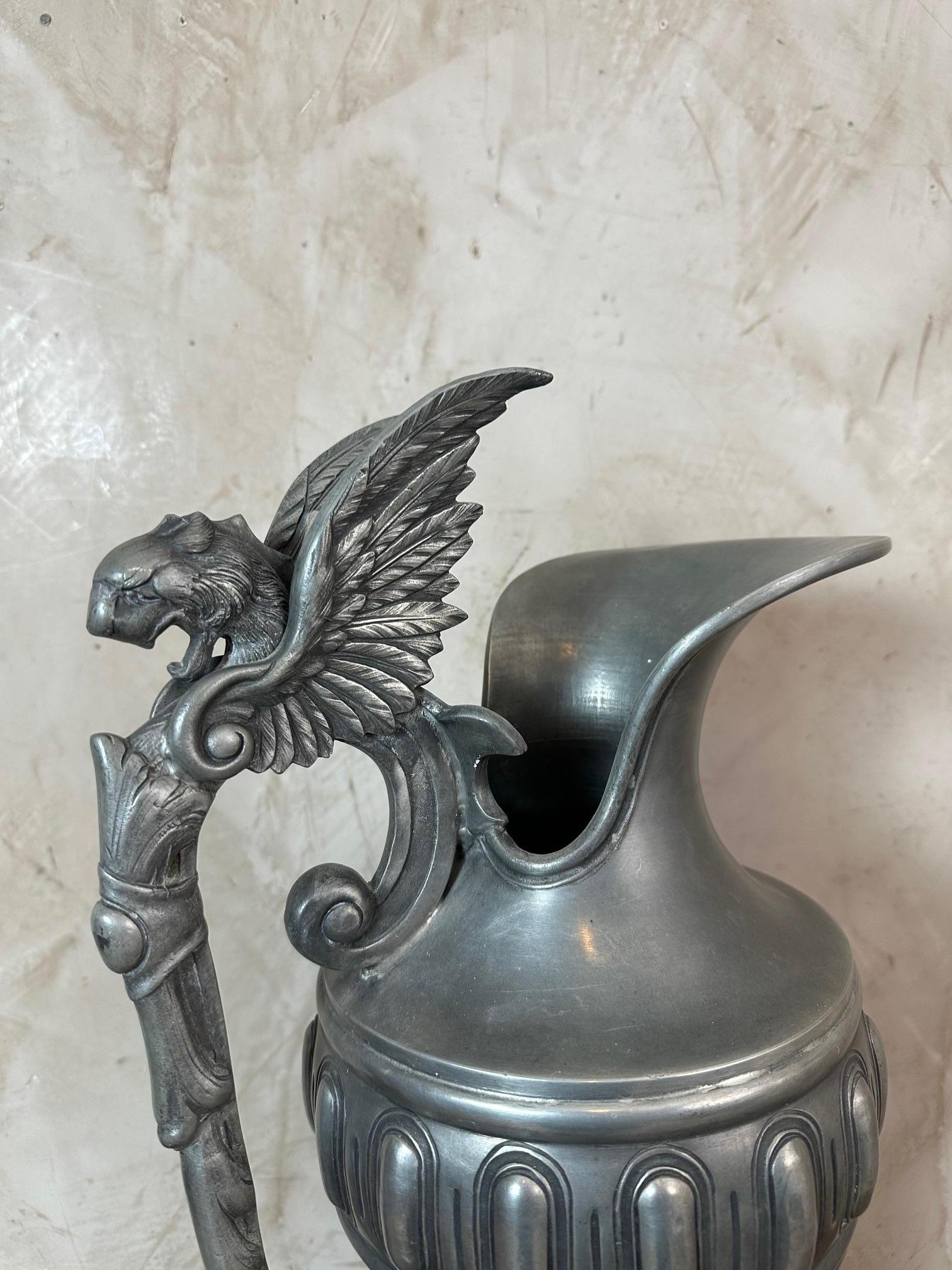Étain français du 20e siècle avec une tête de griffon, années 1930 en vente 1