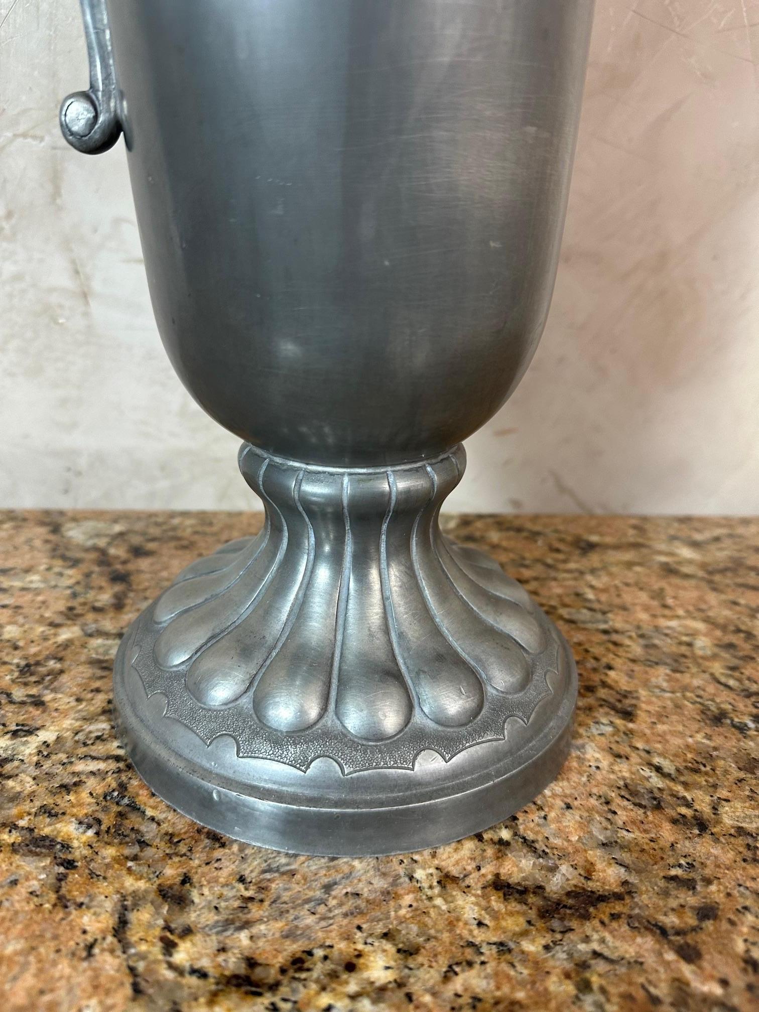 Étain français du 20e siècle avec une tête de griffon, années 1930 en vente 3