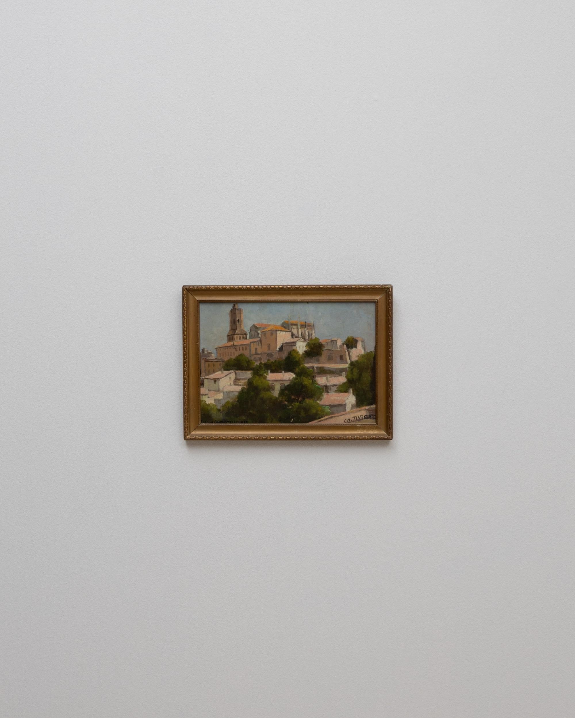 Cette peinture de ville française du 20e siècle représente un village à flanc de colline éclairé par le soleil, composé de toits en terre cuite, de bâtiments en pierre pâle et d'arbres verdoyants qui s'étagent dans le paysage. L'artiste équilibre