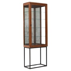Vitrine en bois et verre sur pied métallique, transition française du 20e siècle