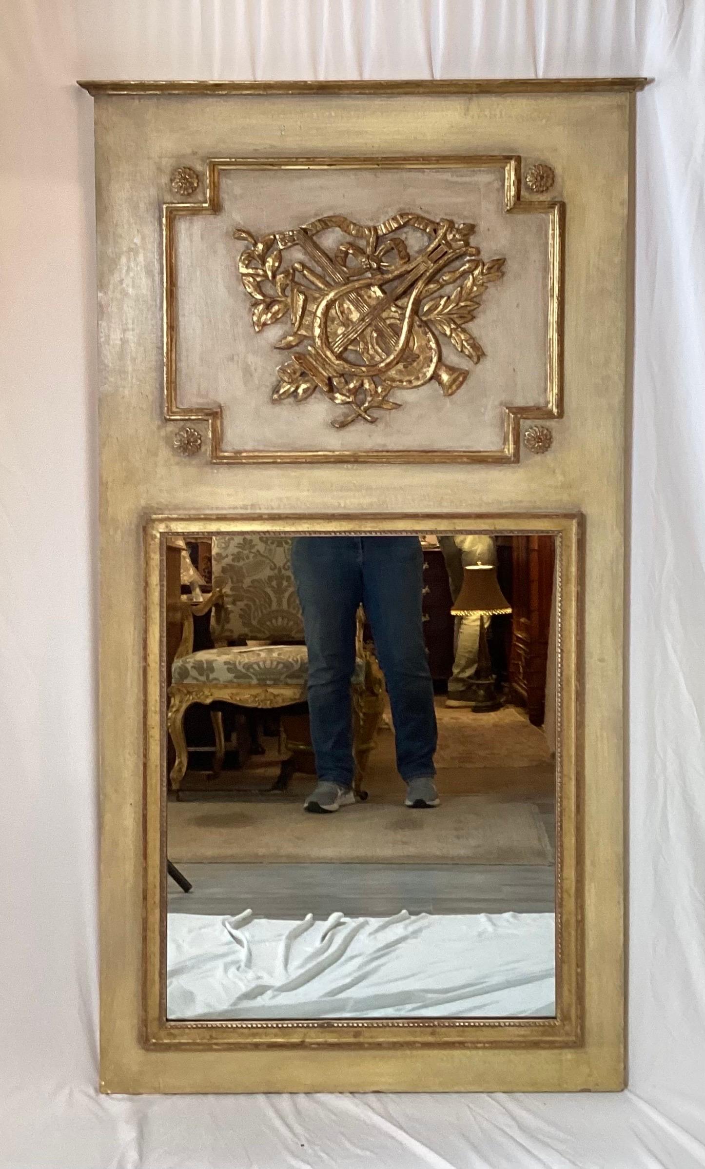 Miroir Trumeau du milieu du siècle en bois doré sculpté à la main