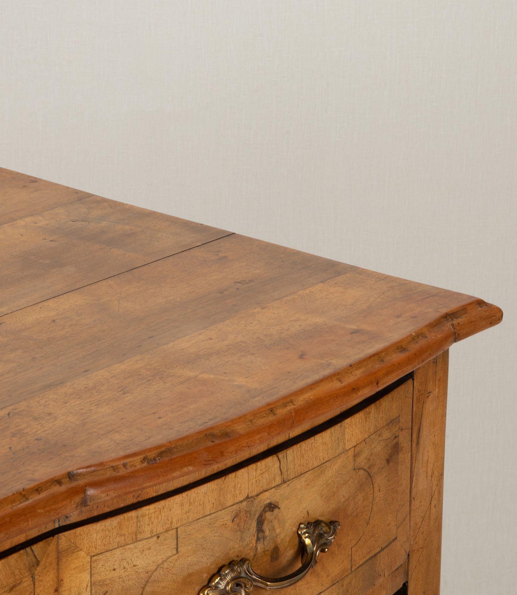 Cómoda francesa de dos cajones de nogal del siglo XX en venta 4