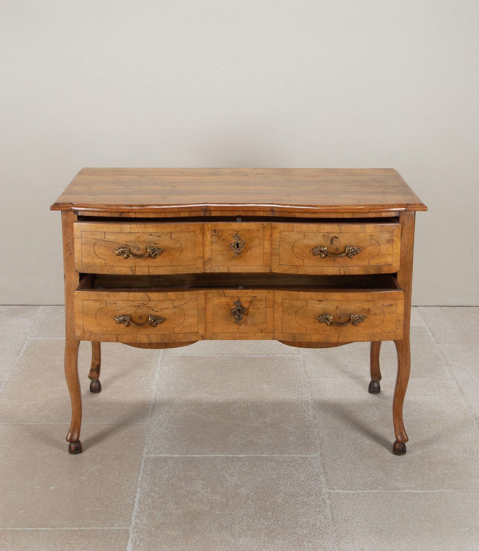 Cómoda francesa de principios del siglo XX, de madera de nogal con frente de fractura invertido.
Con dos cajones con cerradura.
Alrededor de 1920.