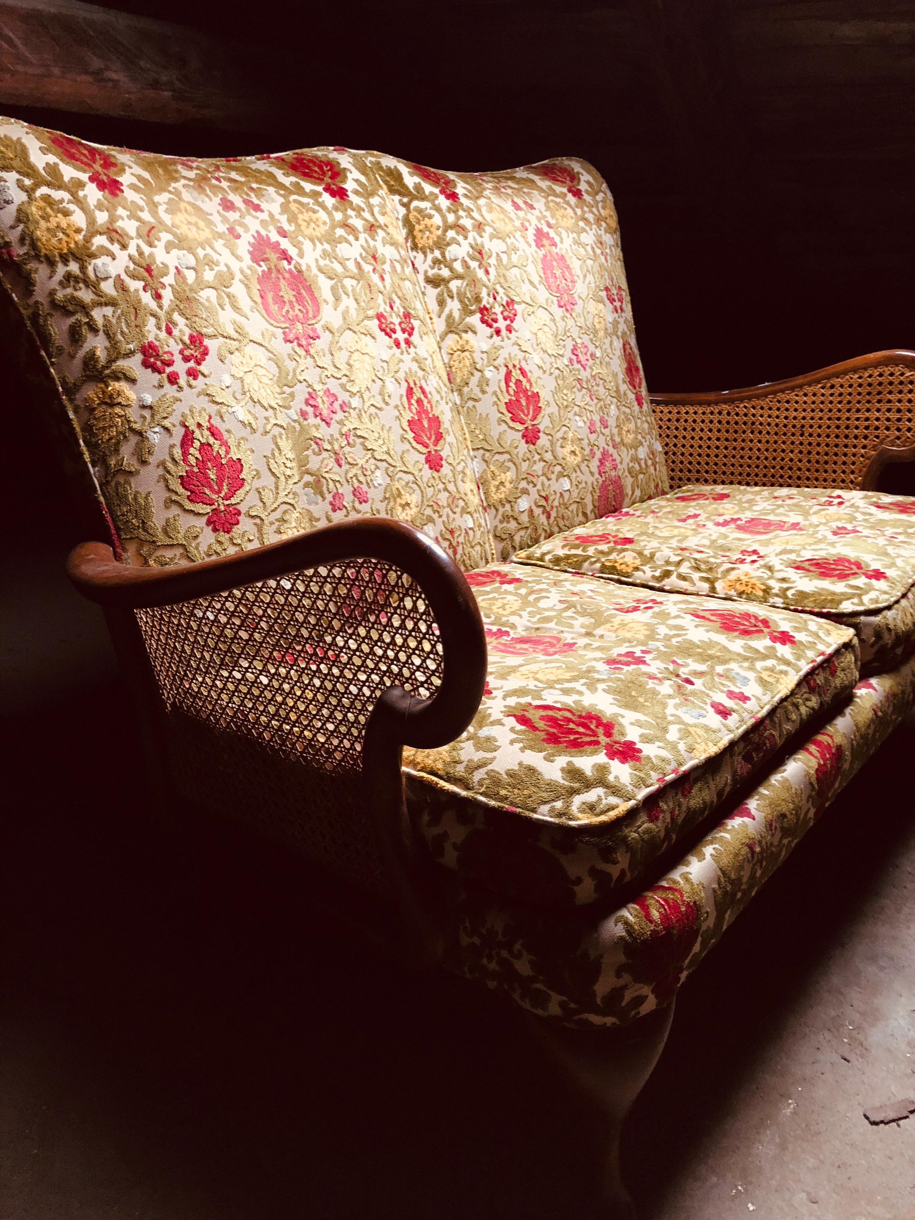 Canapé français à deux places en acajou avec accoudoirs en rotin et tapisserie d'origine.
Il y a deux fauteuils qui pourraient s'accorder parfaitement.
France, datant d'environ 1920.