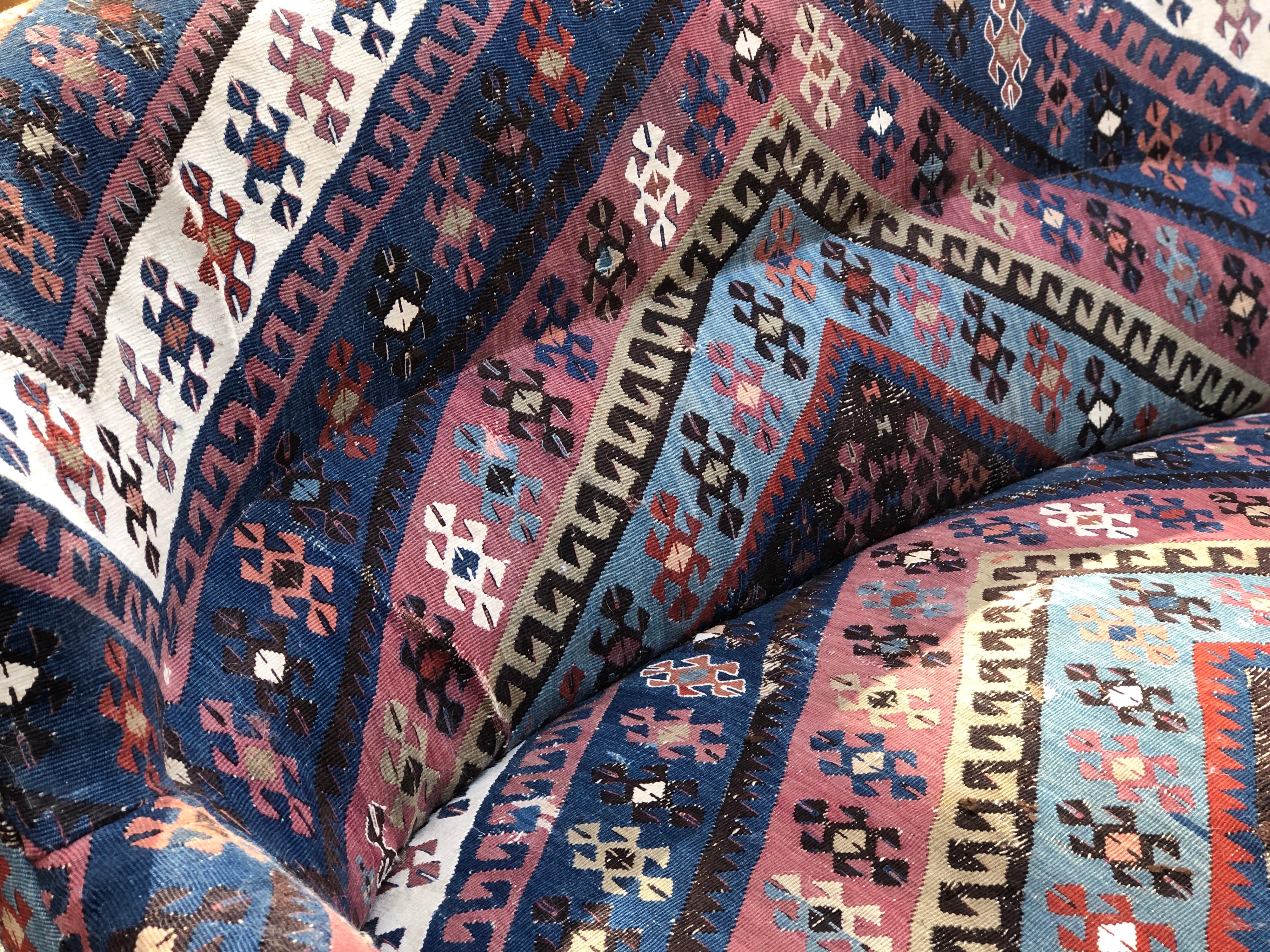 Français canapé à deux sièges français du 20ème siècle:: tapissé d'un tapis en laine ancien en vente