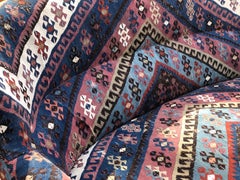 Canapè francese del XX secolo a due posti imbottito con un tappeto di lana antico