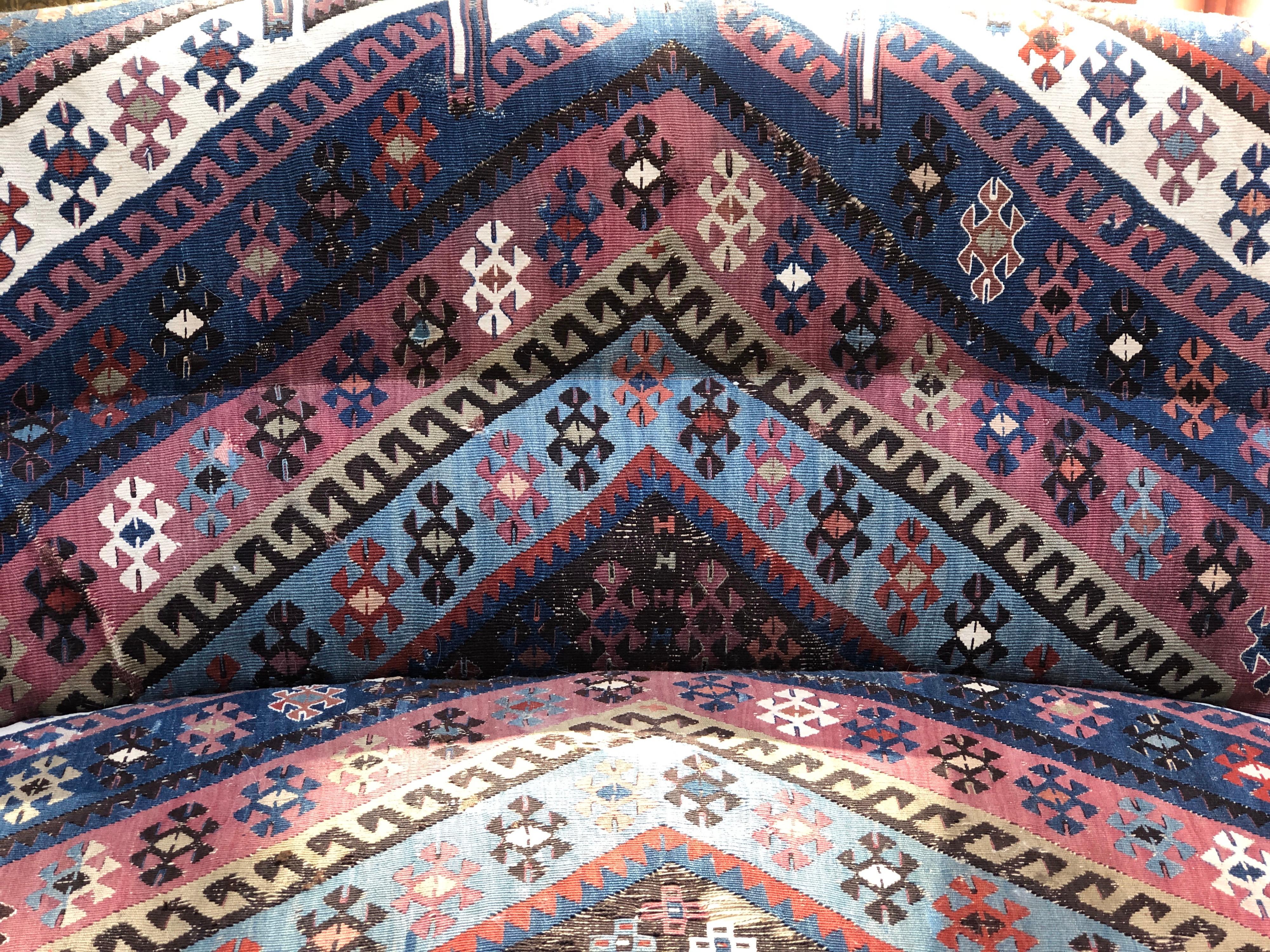 Noué à la main canapé à deux sièges français du 20ème siècle:: tapissé d'un tapis en laine ancien en vente