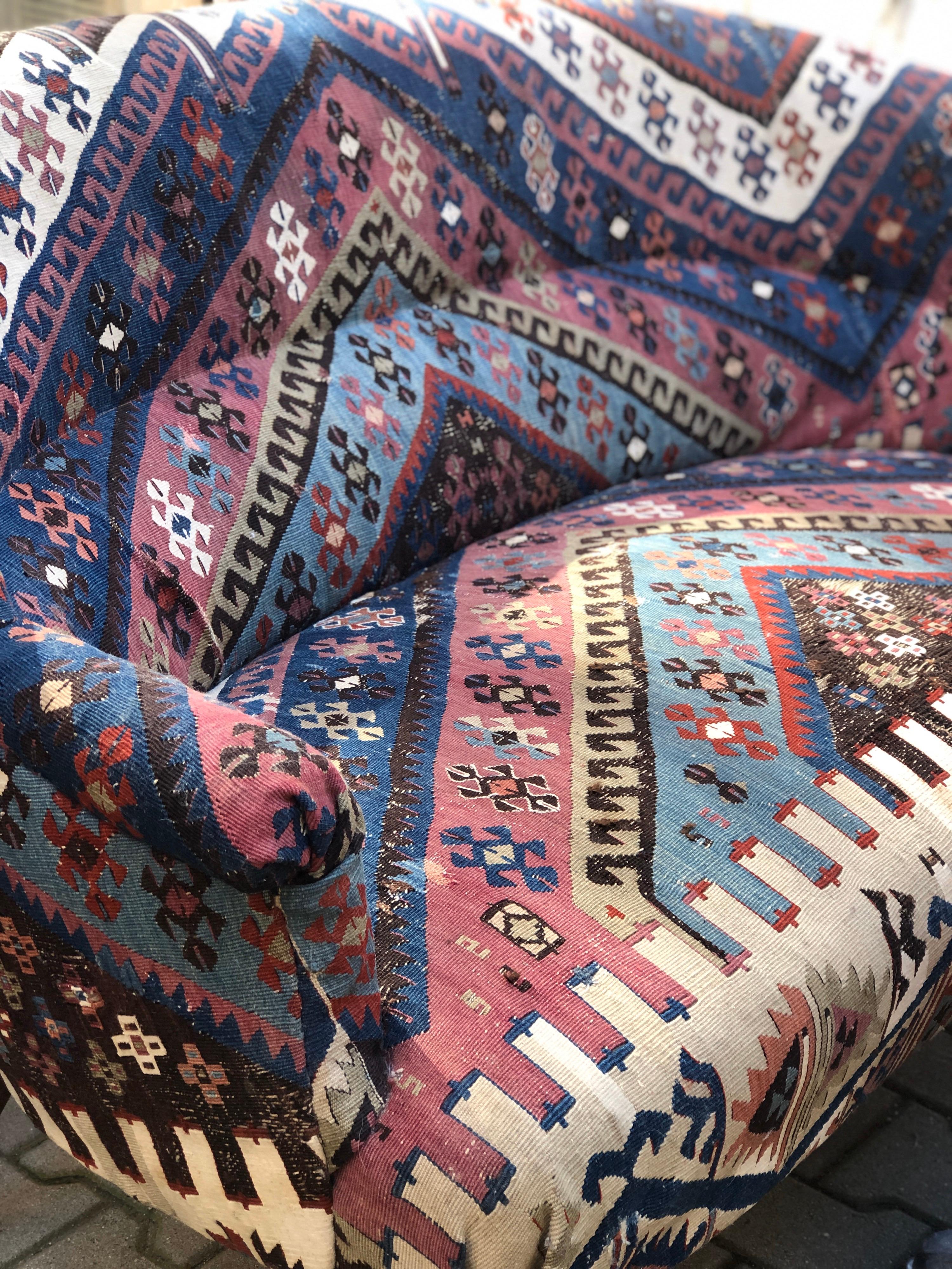 canapé à deux sièges français du 20ème siècle:: tapissé d'un tapis en laine ancien Bon état - En vente à Sofia, BG