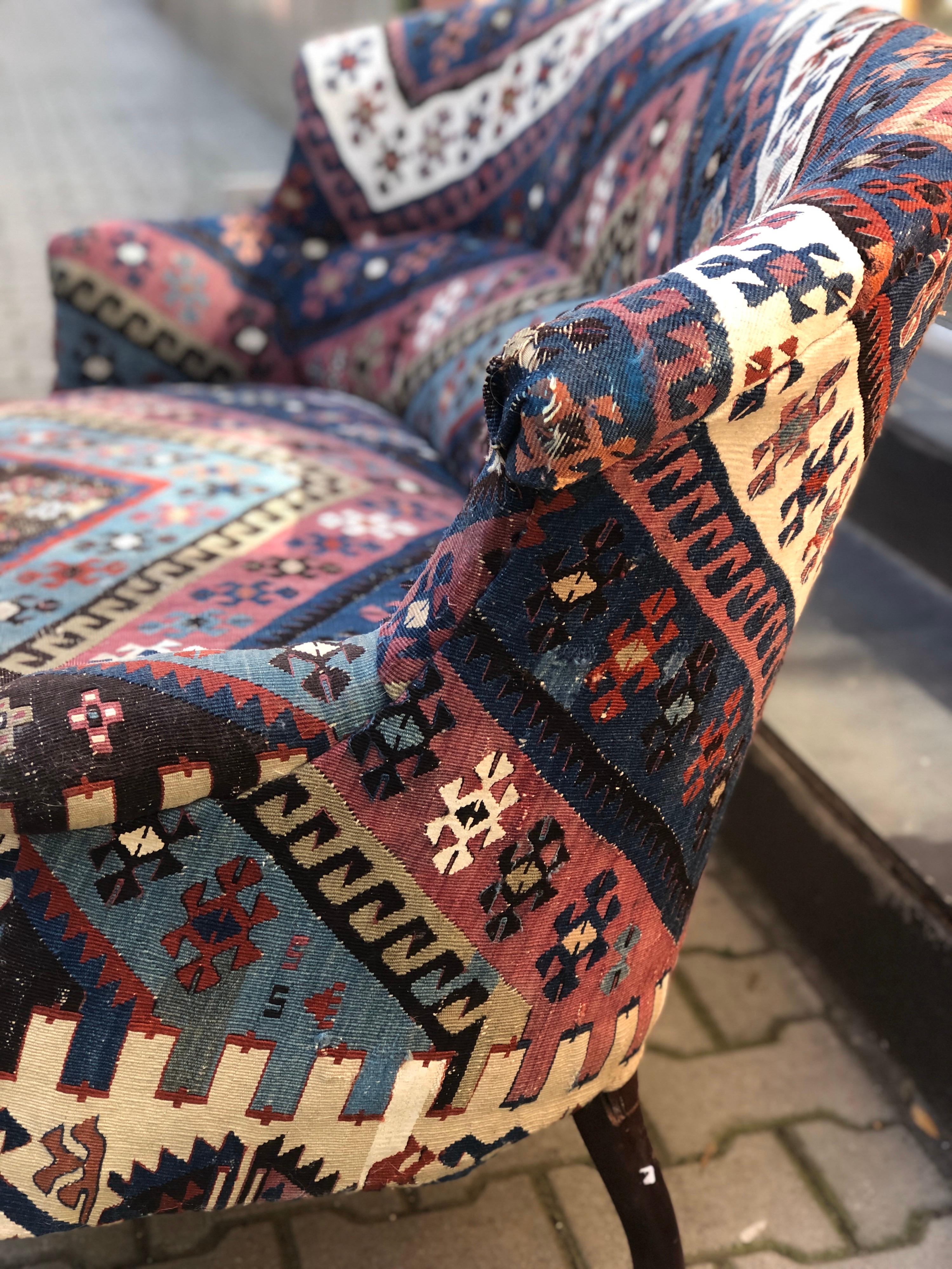 20ième siècle canapé à deux sièges français du 20ème siècle:: tapissé d'un tapis en laine ancien en vente