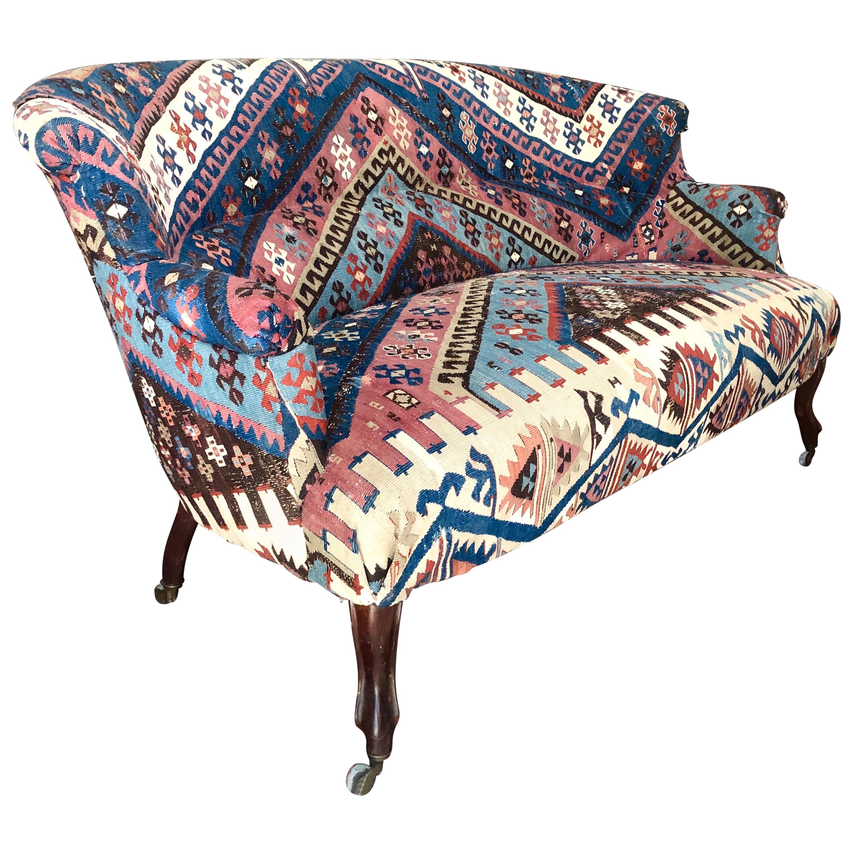 canapé à deux sièges français du 20ème siècle:: tapissé d'un tapis en laine ancien