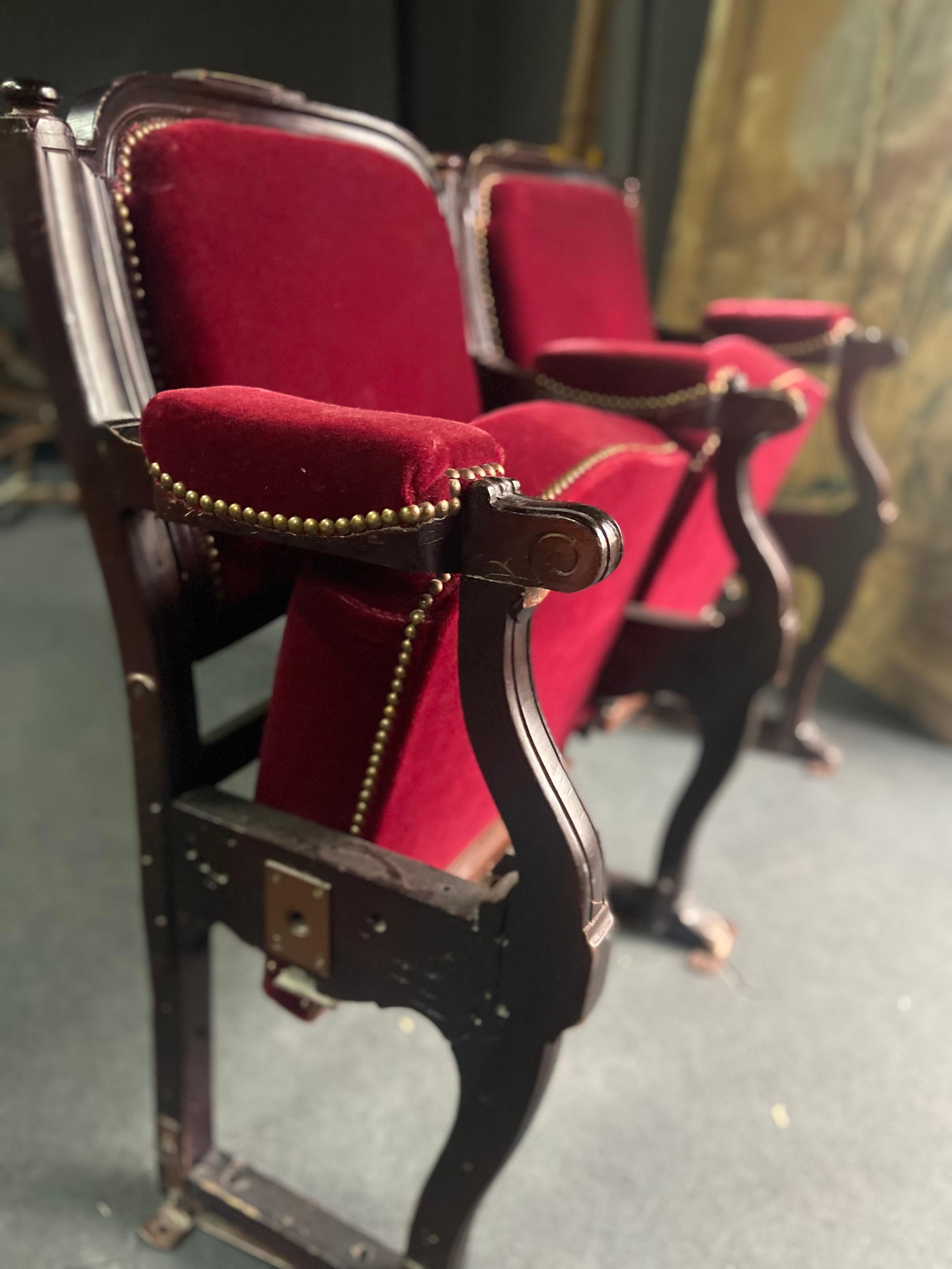 Butacas de teatro de dos plazas de madera y metal con asientos basculantes, tapizadas en terciopelo rojo. Medidas: Ancho 116 cm
Francia, hacia 1920.