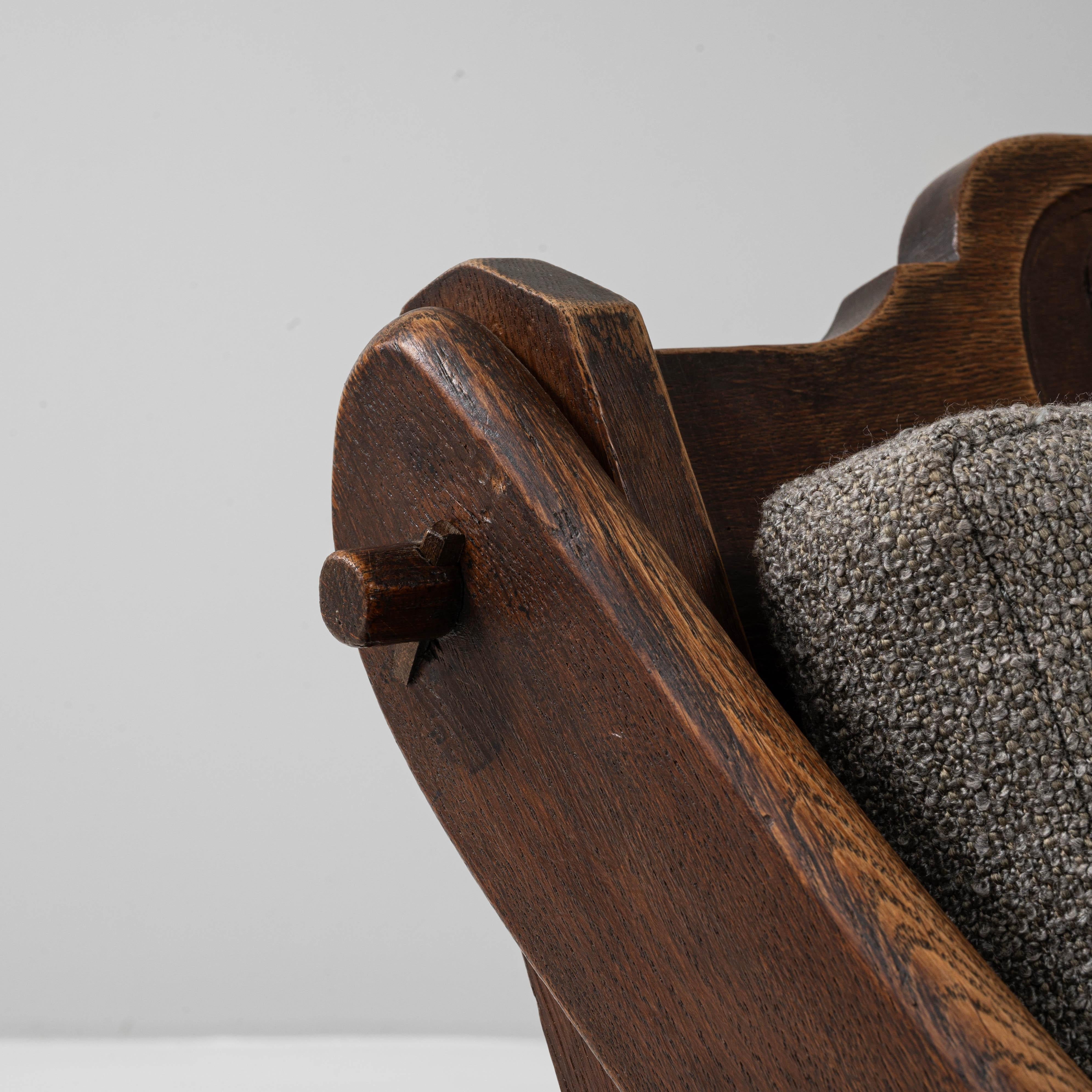 Chaise Glastonbury française du 20e siècle, tapissée et patinée d'origine en vente 5