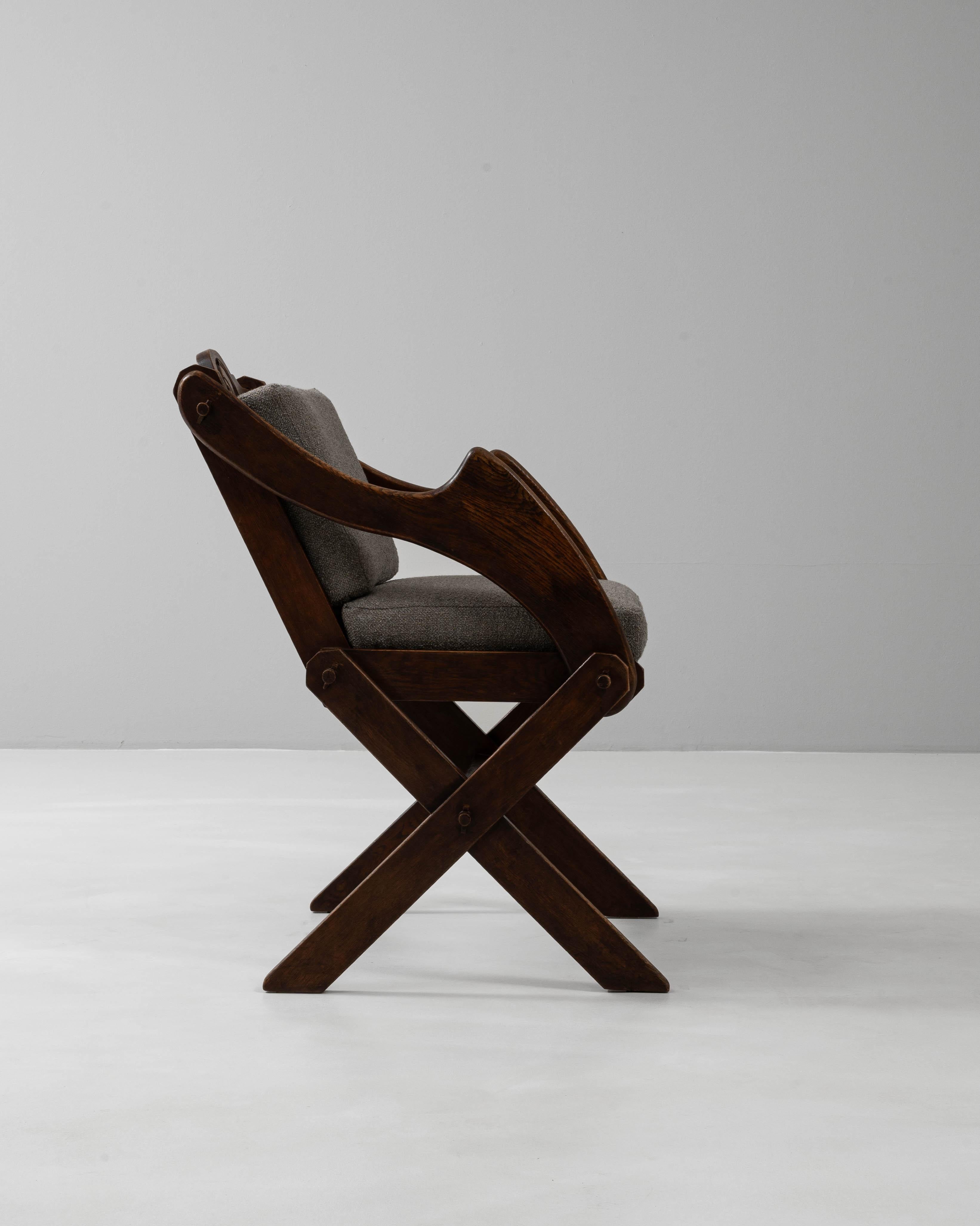Chaise Glastonbury française du 20e siècle, tapissée et patinée d'origine Bon état - En vente à High Point, NC