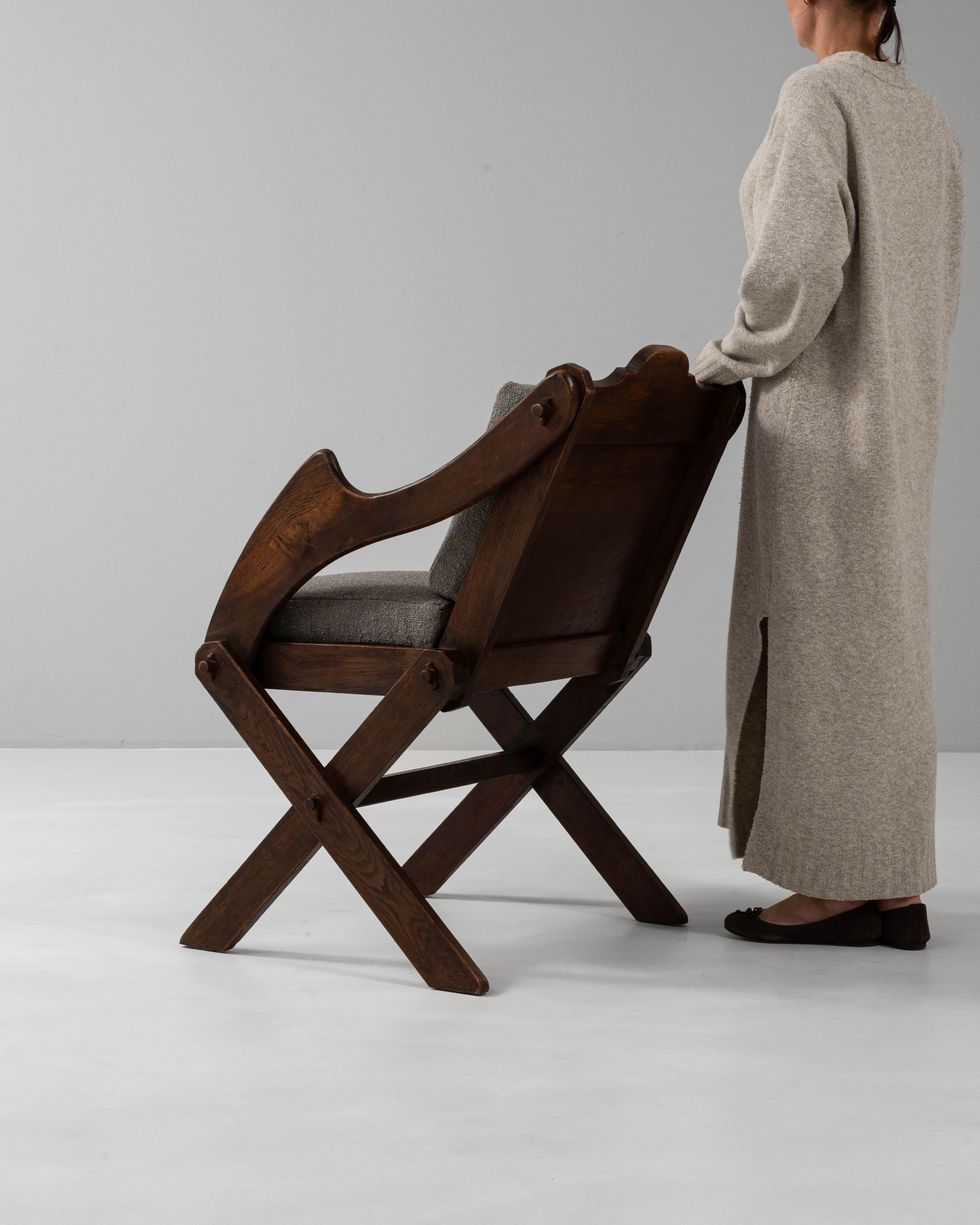Chaise Glastonbury française du 20e siècle, tapissée et patinée d'origine en vente 1