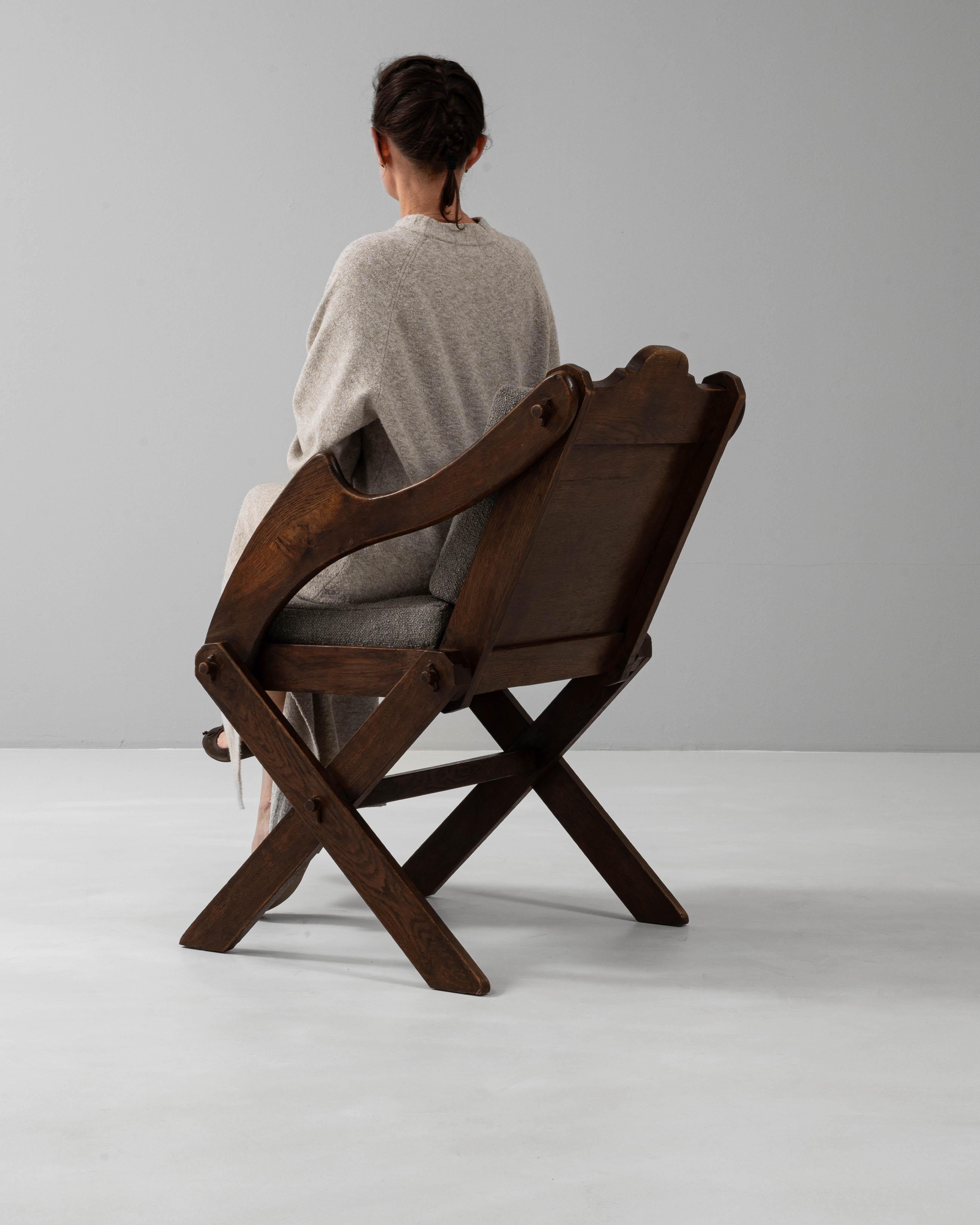 Chaise Glastonbury française du 20e siècle, tapissée et patinée d'origine en vente 2